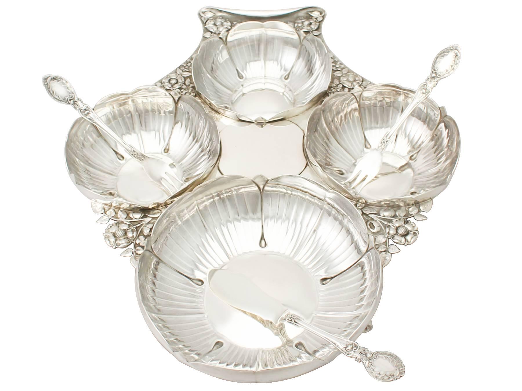 A fine and impressive antique Edwardian sterling silver presentation hors d'oeuvres dish and servers - boxed; part of our silverware collection

This exceptional antique Edwardian English sterling silver hors d'oeuvres serving set consists of a