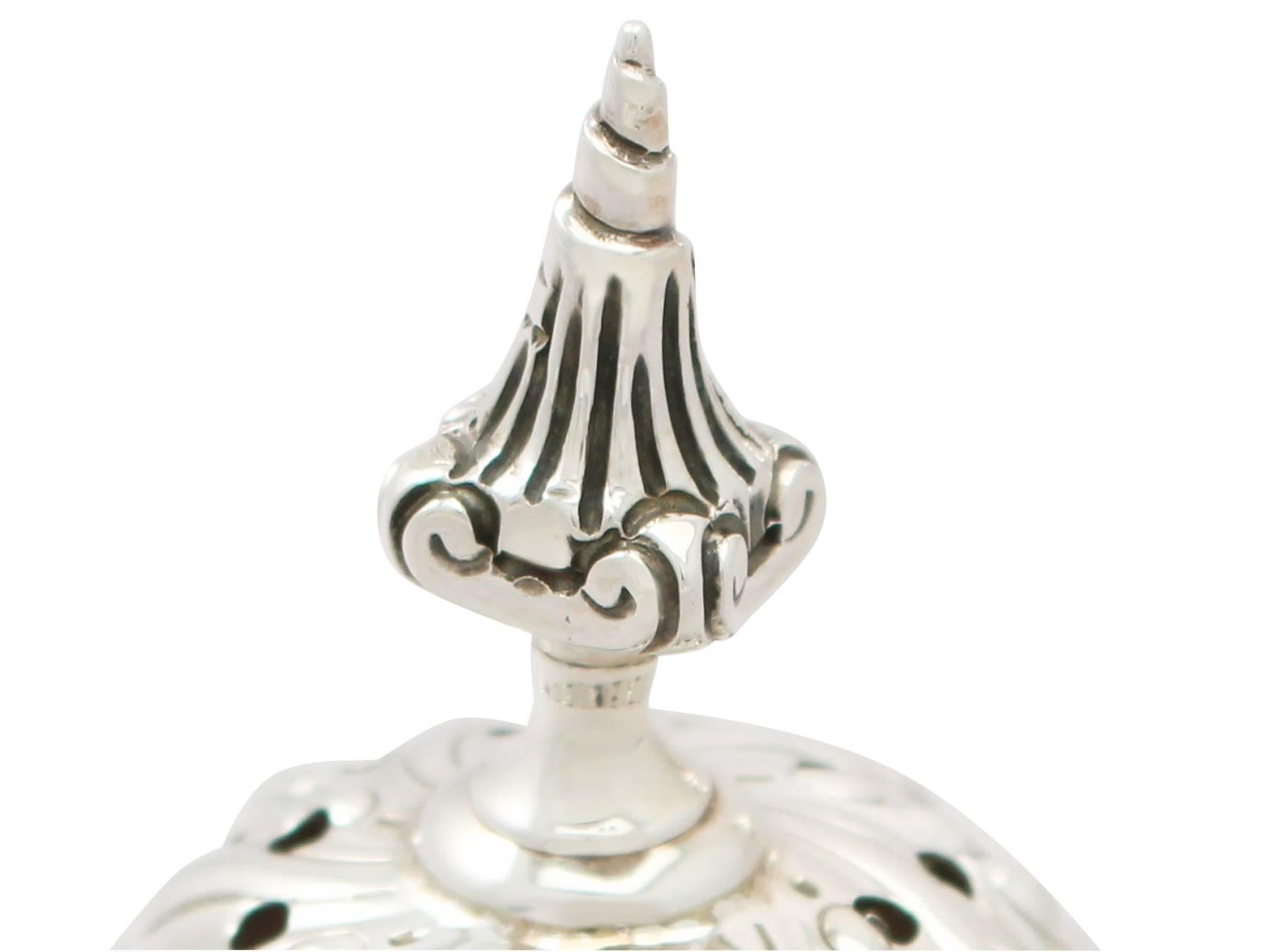 Antique Edwardian Sterling Silver Sugar Caster In Excellent Condition For Sale In Jesmond, Newcastle Upon Tyne