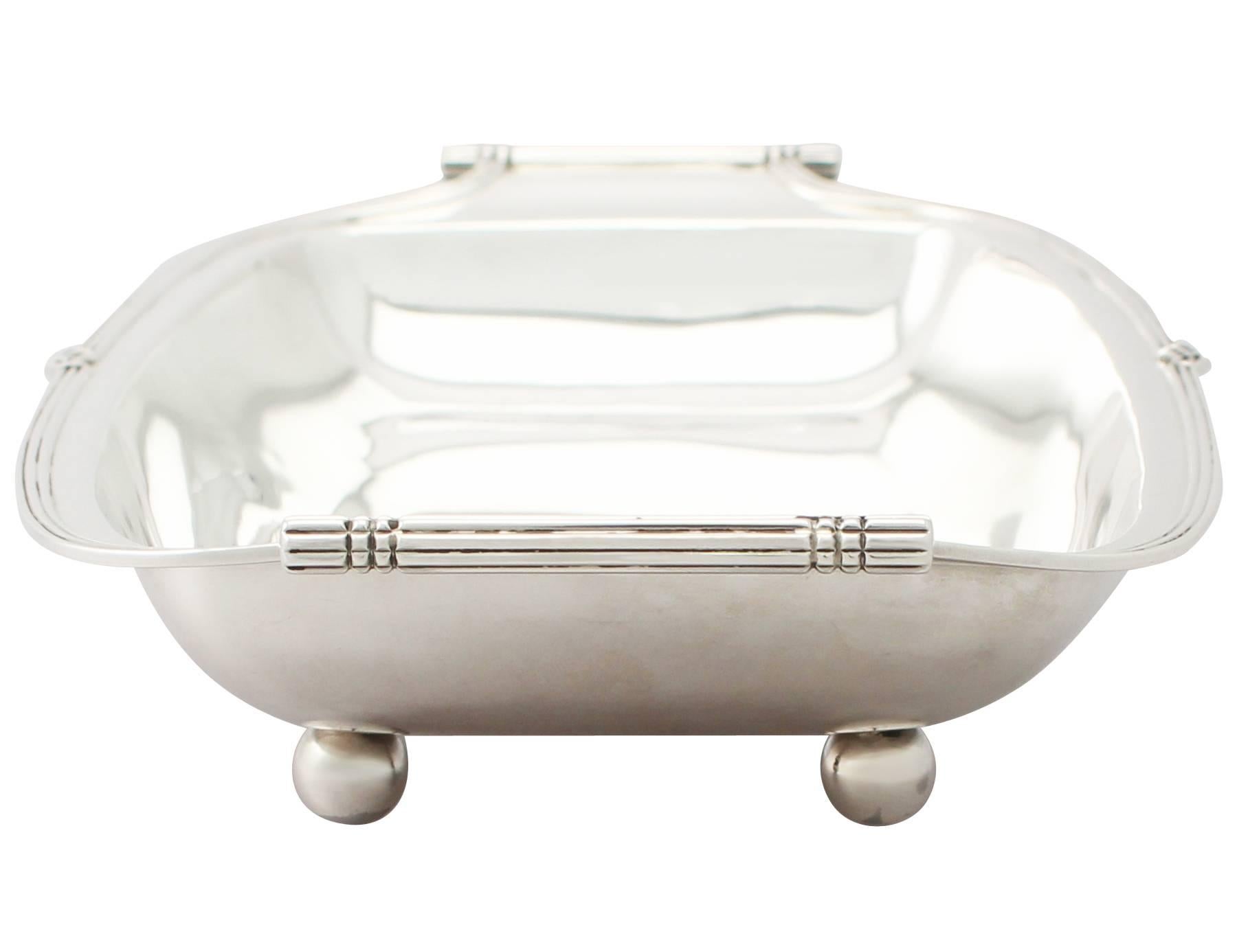 Sterling Silver Bread Dish, Art Deco Style, Antique George VI In Excellent Condition In Jesmond, Newcastle Upon Tyne