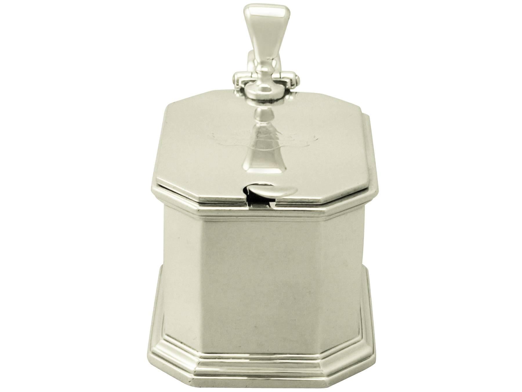 An exceptional, fine and impressive, large antique Edwardian English Britannia Standard silver mustard pot; an addition to our silver cruets/condiments collection.

This fine antique Edwardian Britannia standard silver* mustard pot has a plain