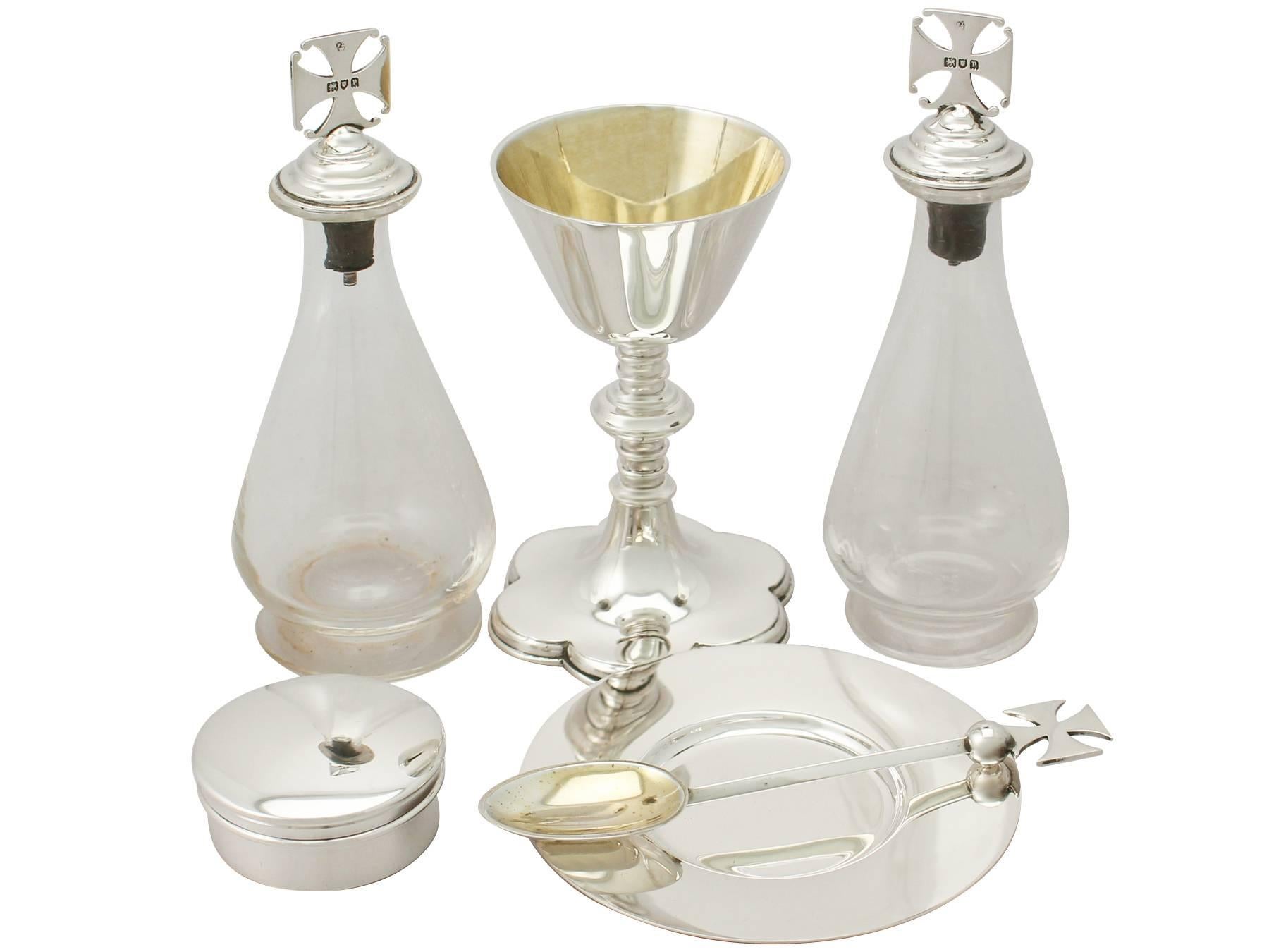 An exceptional, fine and impressive antique George V English sterling silver and glass communion set made by Reid & Sons; an addition to our diverse religious silverware collection.

This exceptional antique George V sterling silver communion set