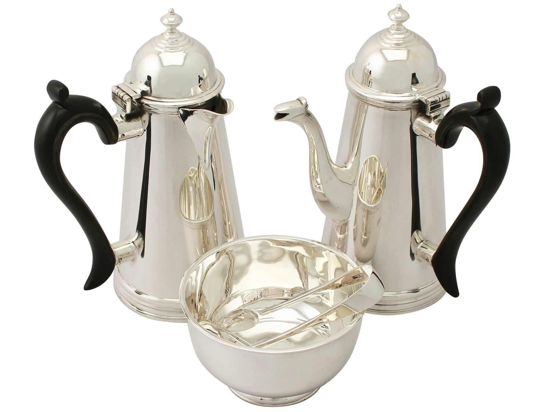 An exceptional, fine and impressive antique Edwardian English sterling silver cafe au lait set made by C S Harris & Sons Ltd in the George I style - boxed; an addition to our silver teaware collection.

This exceptional antique Edwardian sterling
