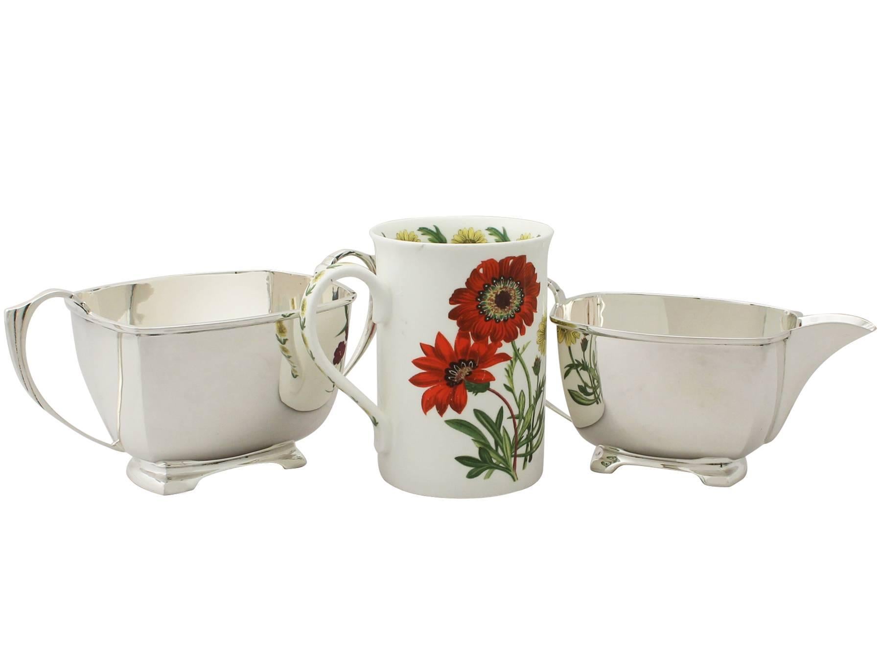 An exceptional, Fine and impressive antique George VI Scottish sterling silver cream jug and sugar bowl made in the Art Deco style; an addition to our sterling teaware collection.

This exceptional antique George VI Scottish sterling silver cream