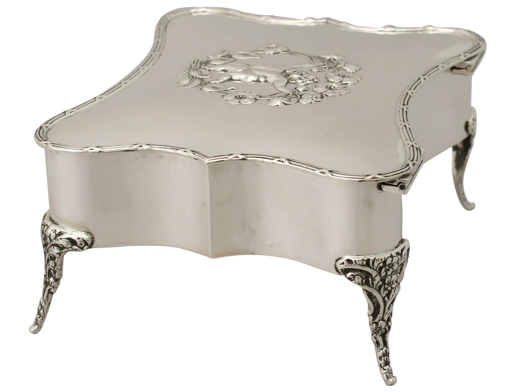 An exceptional, fine and impressive, large antique Edwardian English sterling silver jewelry box; an addition to our ornamental silverware collection.

This exceptional antique Edwardian sterling silver jewelry box has a serpentine shaped form