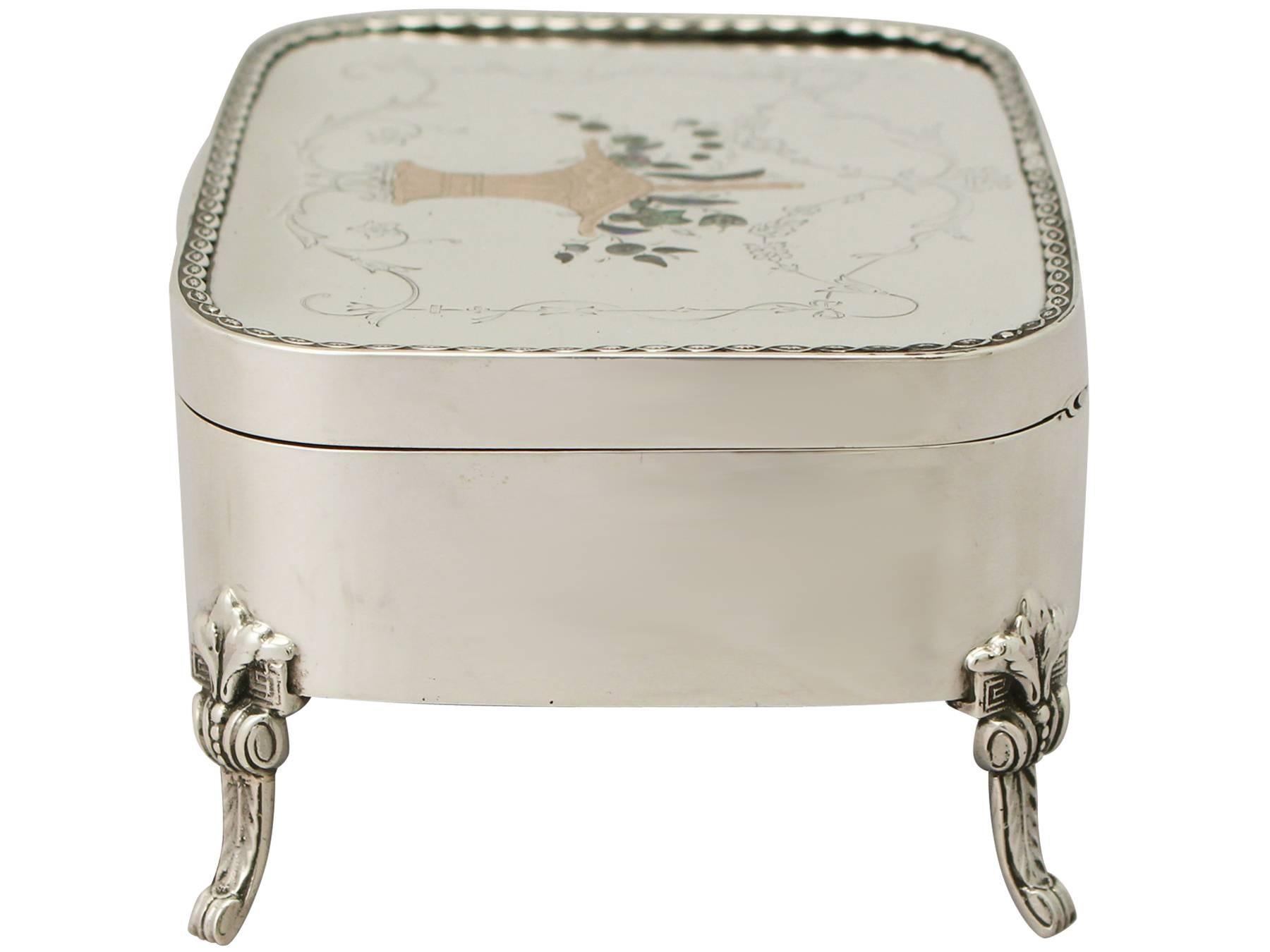 An exceptional, fine and impressive, antique Edwardian English sterling silver jewelry box; an addition to our ornamental silverware collection.

This exceptional antique Edwardian sterling silver jewelry box has a plain rectangular form with