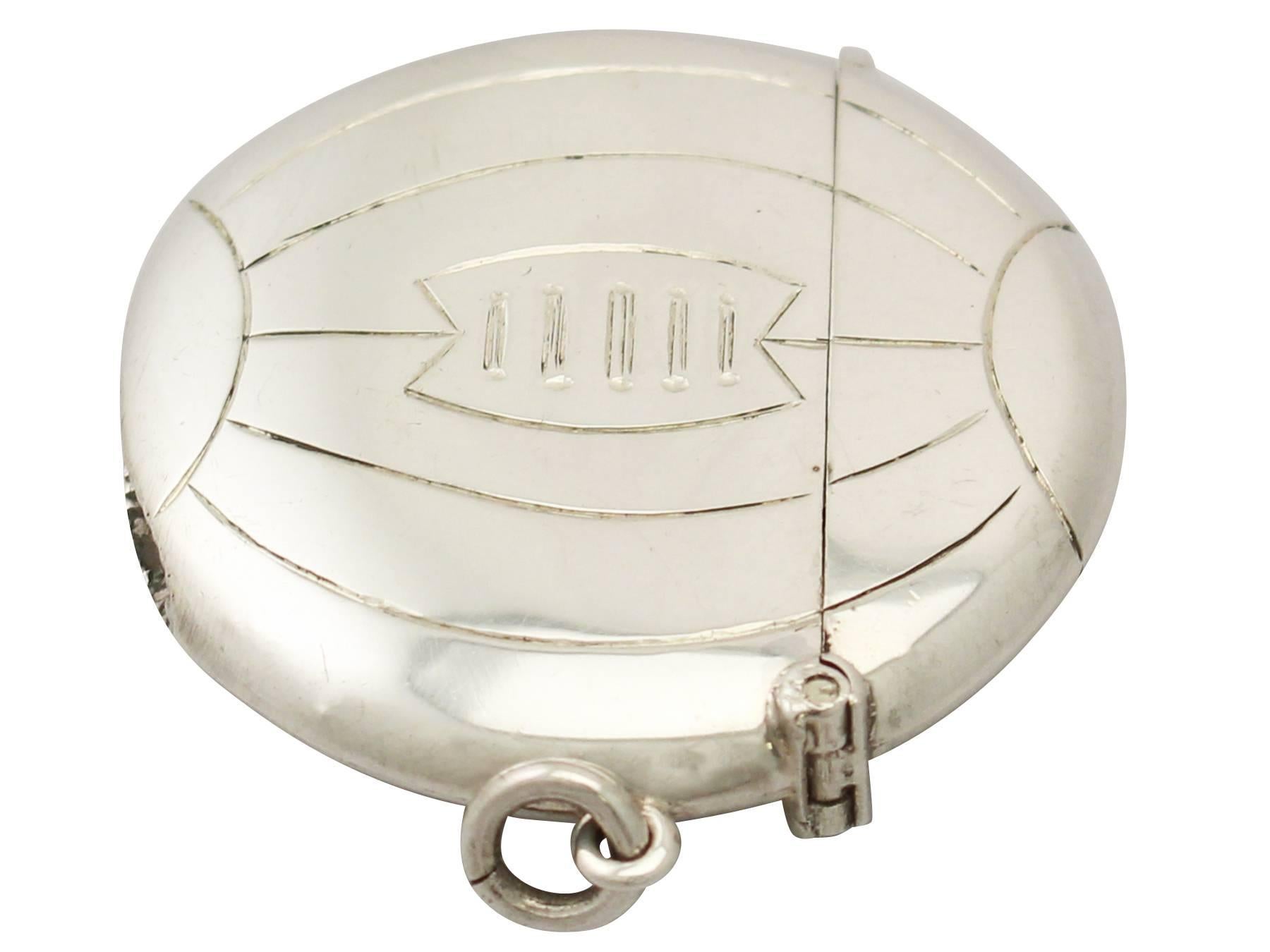 Sterling Silver 'Football' Vesta Case - Antique Edwardian In Excellent Condition In Jesmond, Newcastle Upon Tyne