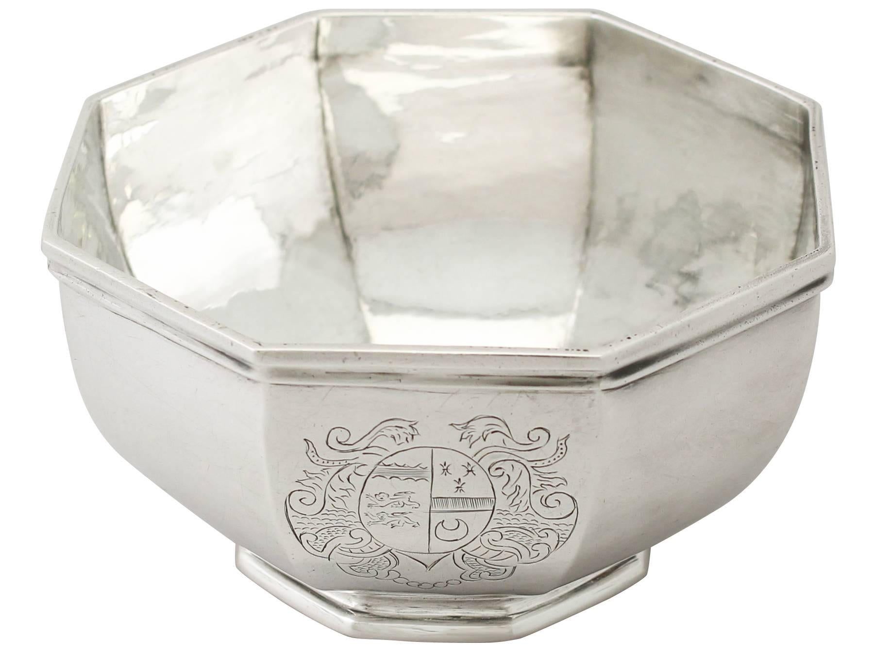 Britannia Standard Silver Bowl/Centerpiece by James Rood - Antique Queen Anne In Excellent Condition In Jesmond, Newcastle Upon Tyne