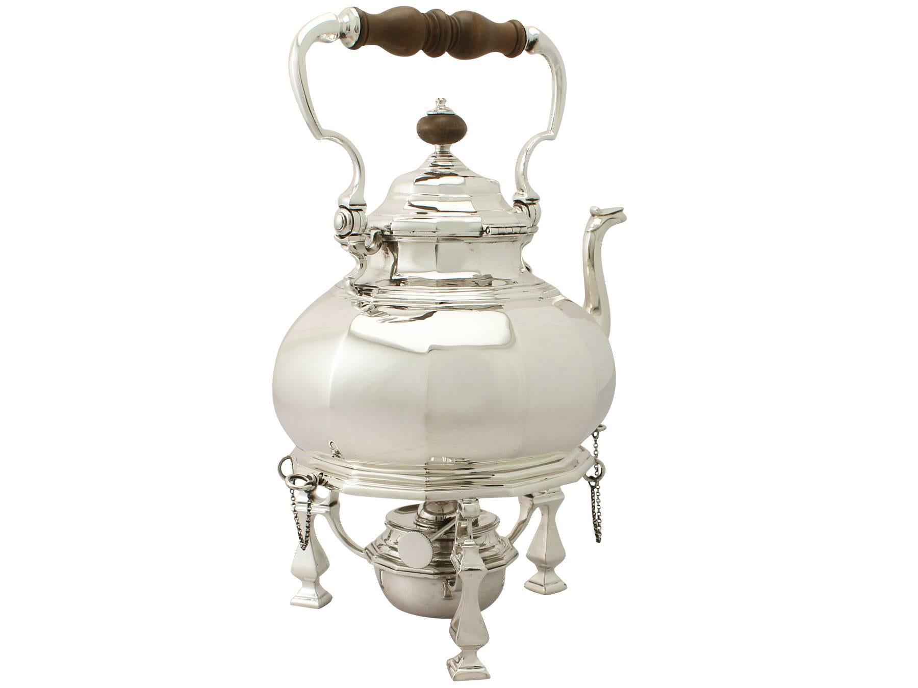 A magnificent, fine and impressive, large antique George V English sterling silver spirit kettle in the Queen Anne style; an addition to our antique silver teaware collection

This magnificent antique George V sterling silver spirit kettle has a