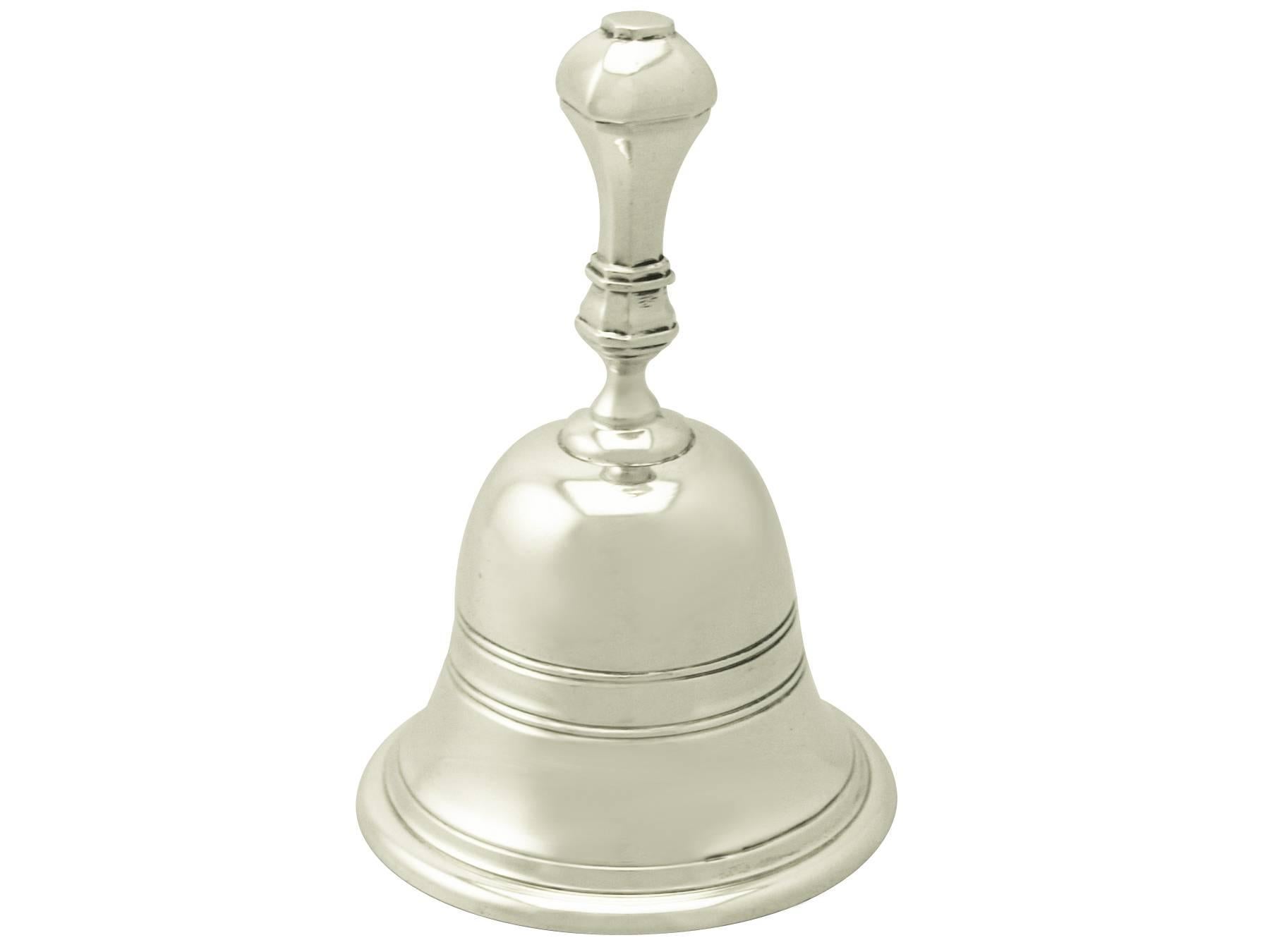 An exceptional, fine and impressive antique George V English sterling silver table bell; an addition to our range of ornamental silverware.

This fine antique George V sterling silver table bell has a plain bell shaped form.

The surface of this