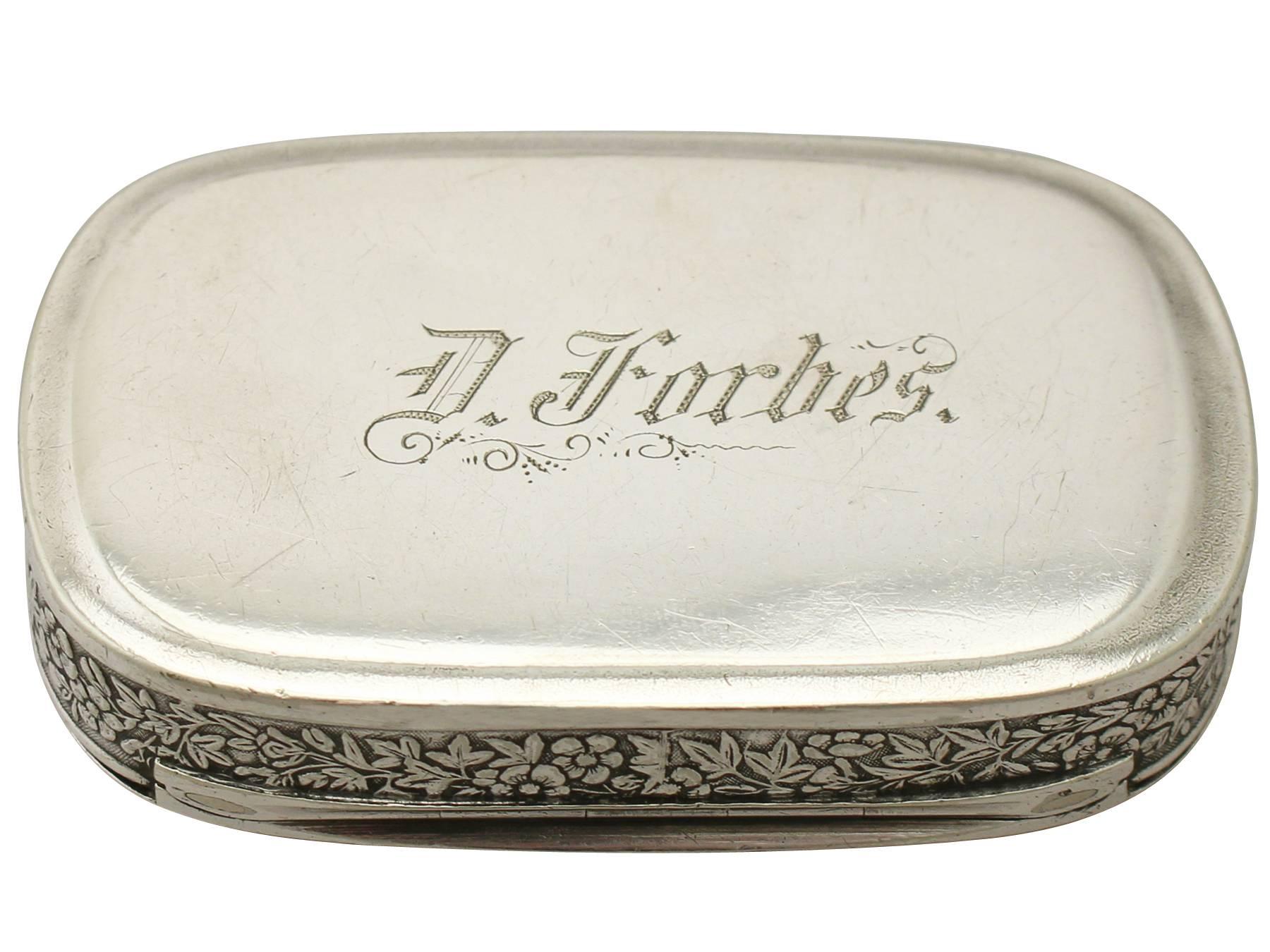 An exceptional, fine and impressive antique American sterling silver snuff box; an addition to our silver box and cases collection.

This exceptional antique American sterling silver snuff box has a rectangular form with rounded corners.

The