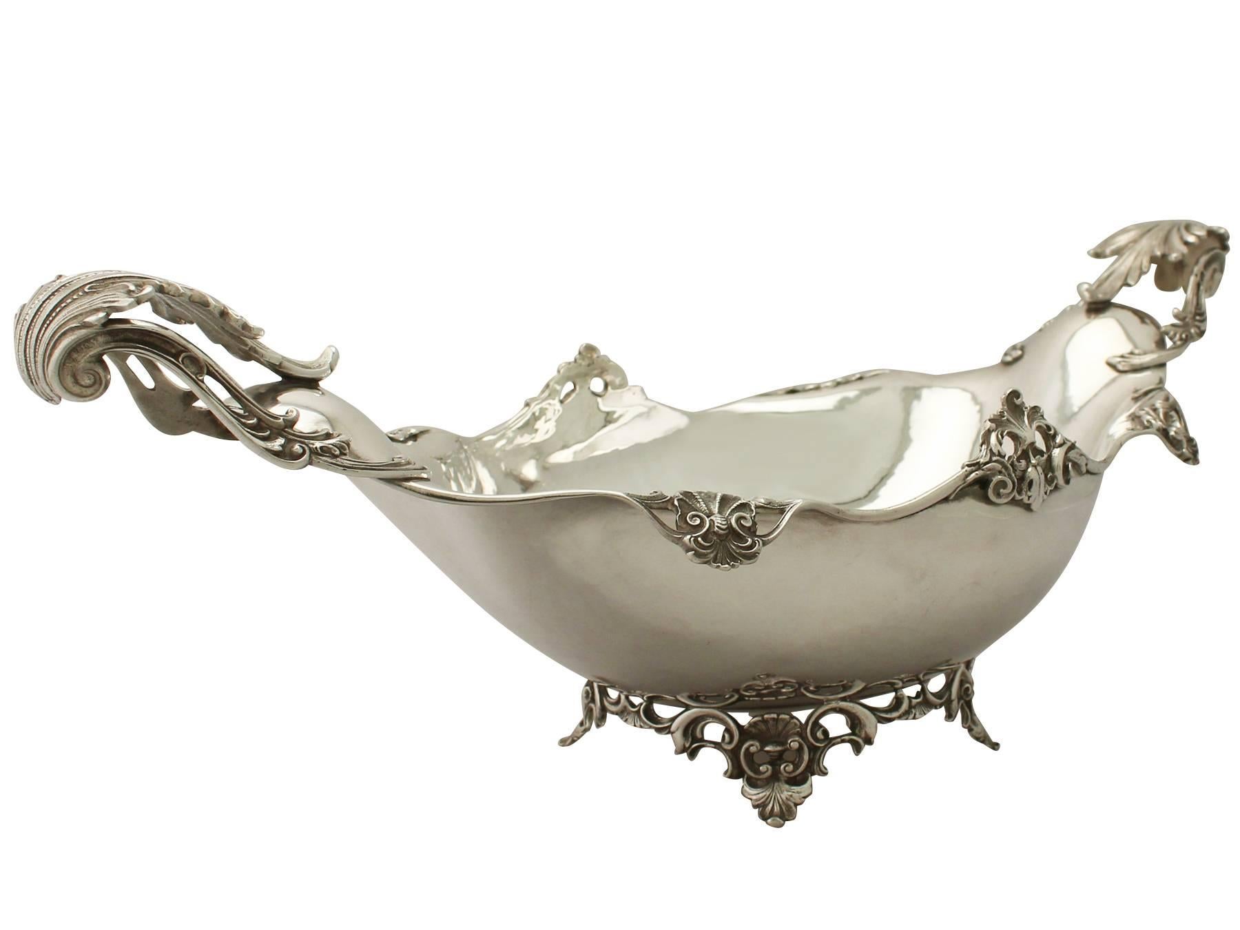 A fine and impressive, large vintage Italian 800 standard silver presentation bowl/centerpiece: An addition to our dining silverware collection.

This exceptional vintage Italian silver bowl has an oval, galleon boat shaped form.

The surface of
