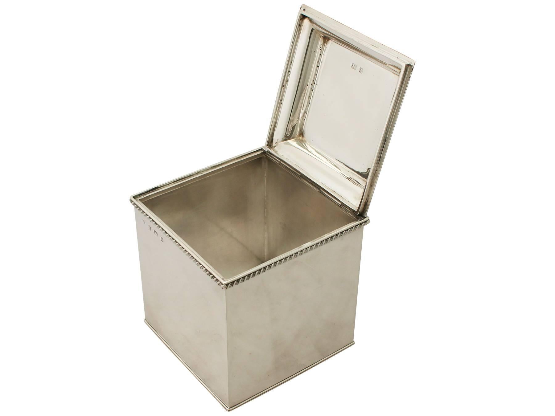 Antique Sterling Silver Biscuit Box In Excellent Condition In Jesmond, Newcastle Upon Tyne