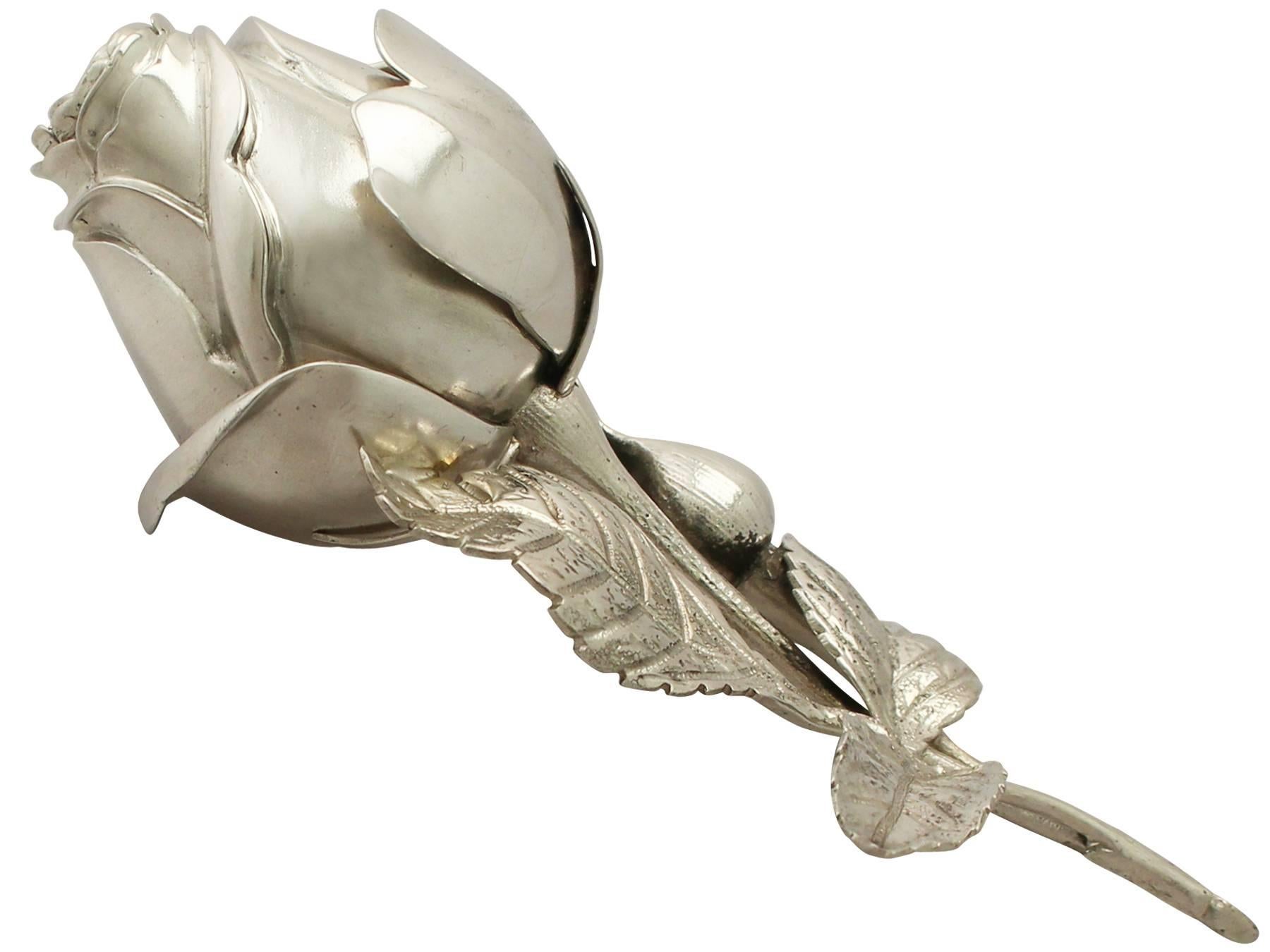 A magnificent, fine and impressive, unusual antique Victorian sterling silver flower vinaigrette or pomander; an addition to our ornamental silver collection.

This magnificent antique Victorian cast sterling silver pomander has been realistically