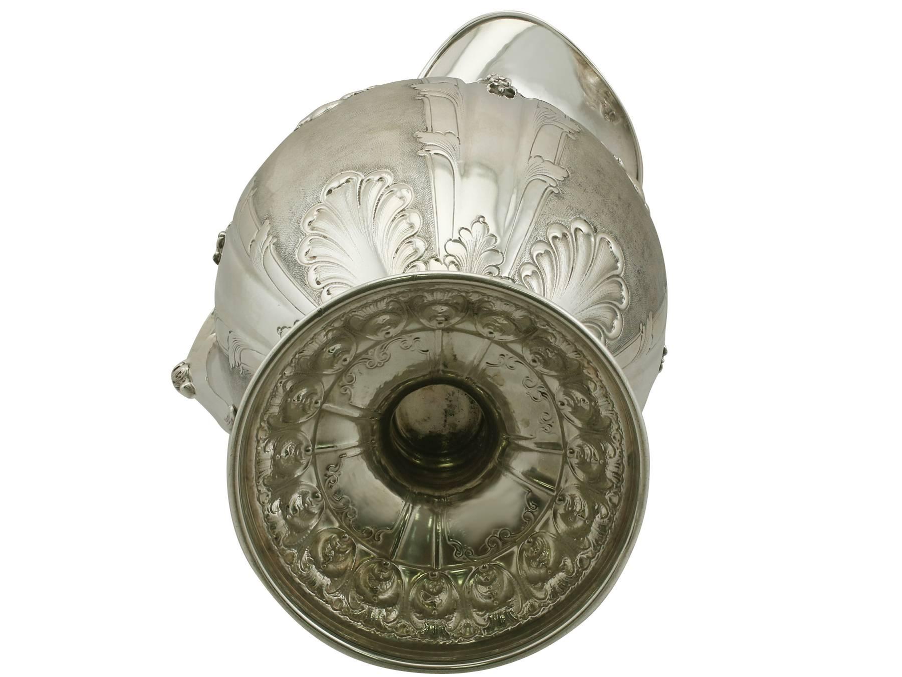 Plato de presentación y jarra de vino de plata italiana de los años 50 en venta 6