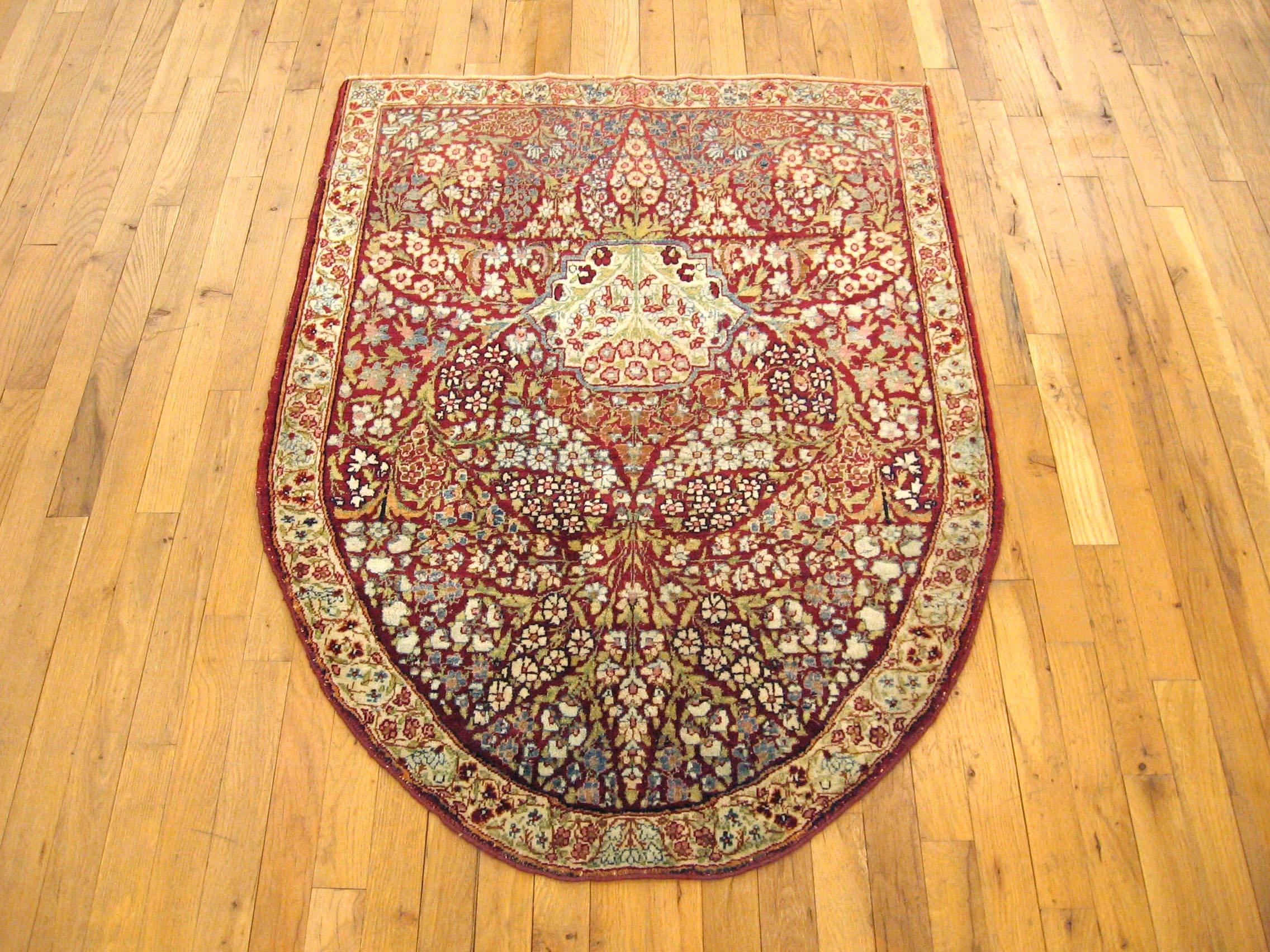A fine antique Persian Kerman oriental rug, size 4'3