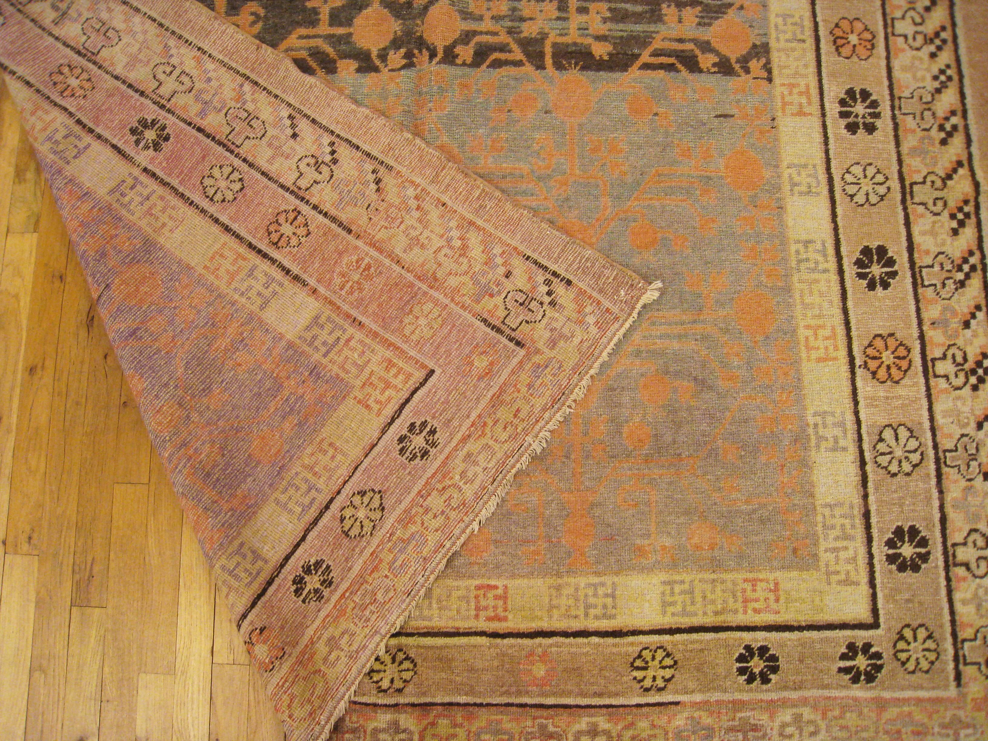 Antiker antiker orientalischer Khotan-Deko-Teppich in Galeriegröße, um 1890, weiches Blau im Angebot 1
