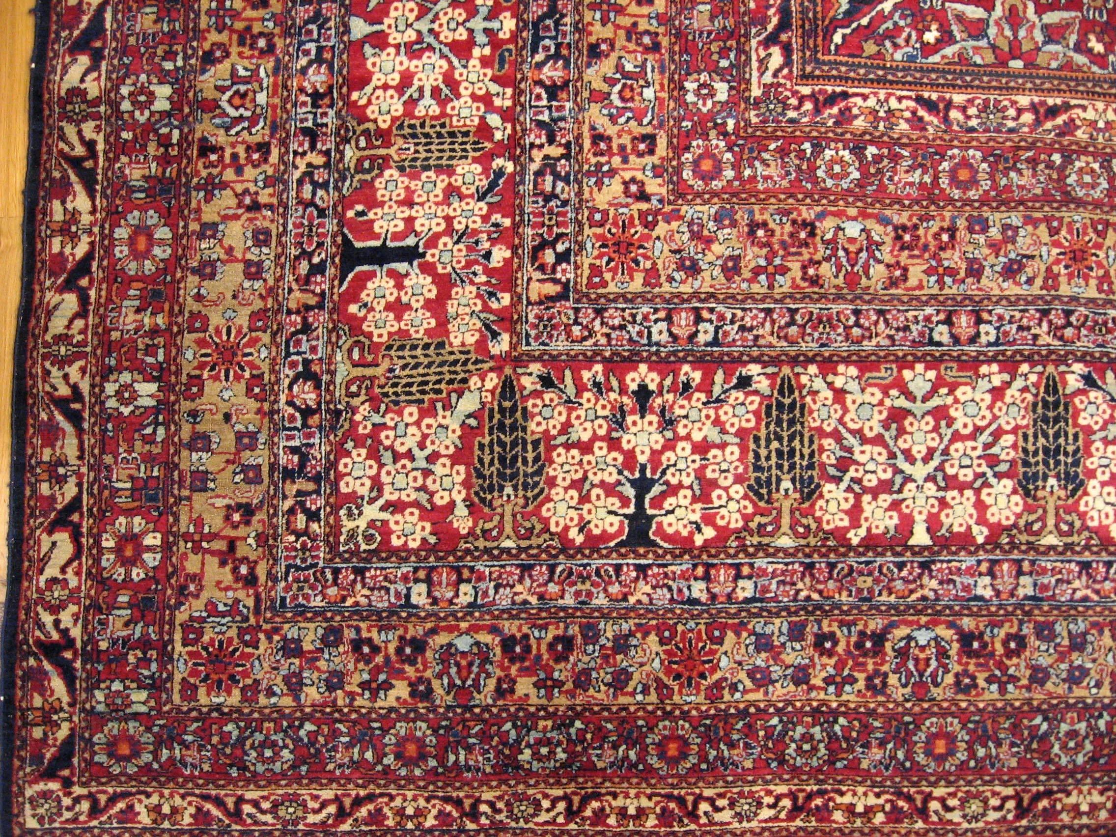 Noué à la main Tapis persan ancien Lavar Oriental, taille manoir, avec motifs floraux sur toute la surface en vente