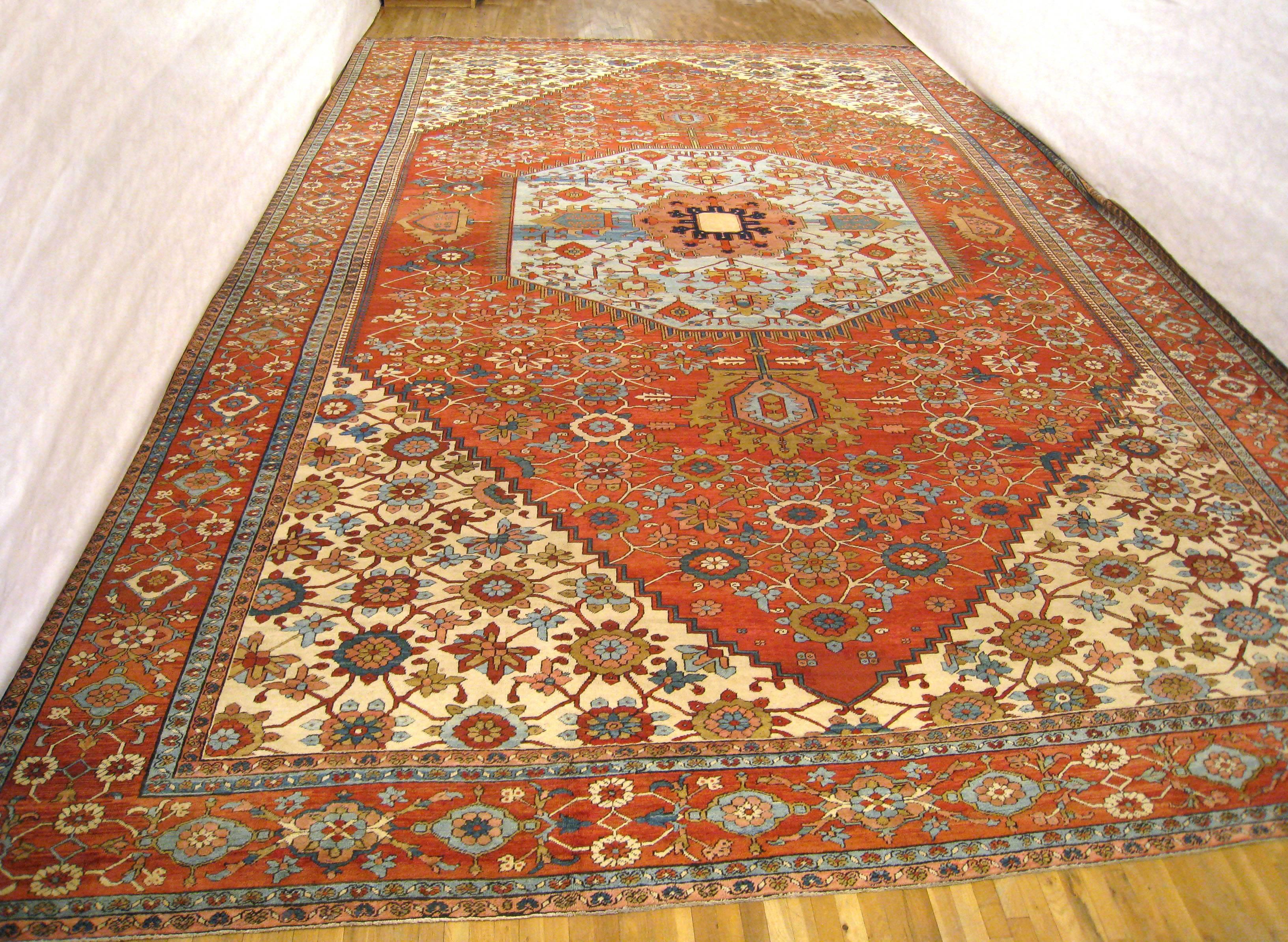Antiker persischer Serapi- Orientalischer Teppich, Herrenhausgröße, weiches Blau in der Mitte, um 1880 (Persisch) im Angebot