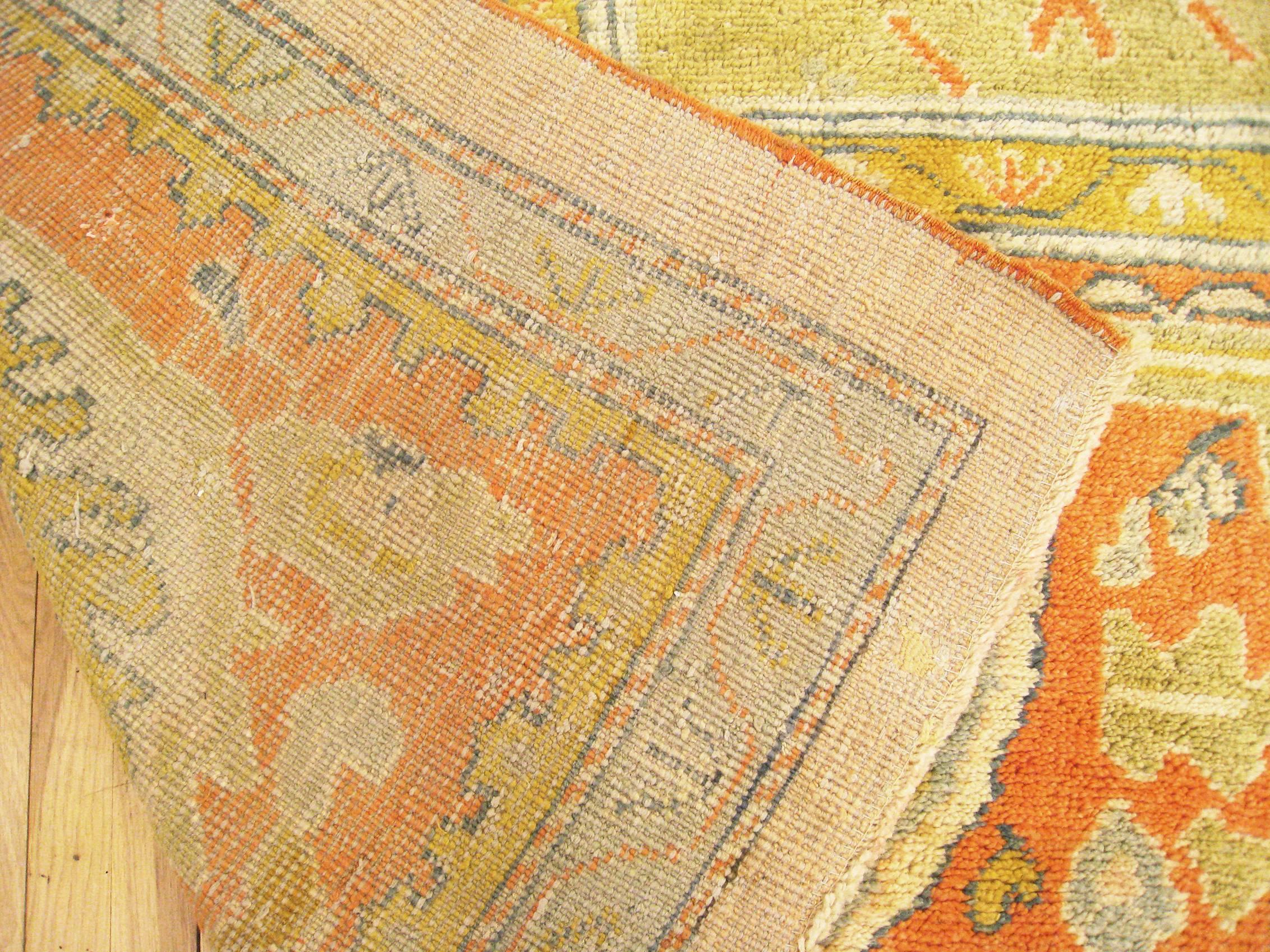 Antiker türkischer Oushak- orientalischer Teppich, Herrenhausgröße, mit Medaillon und weichen Farben (Handgeknüpft) im Angebot