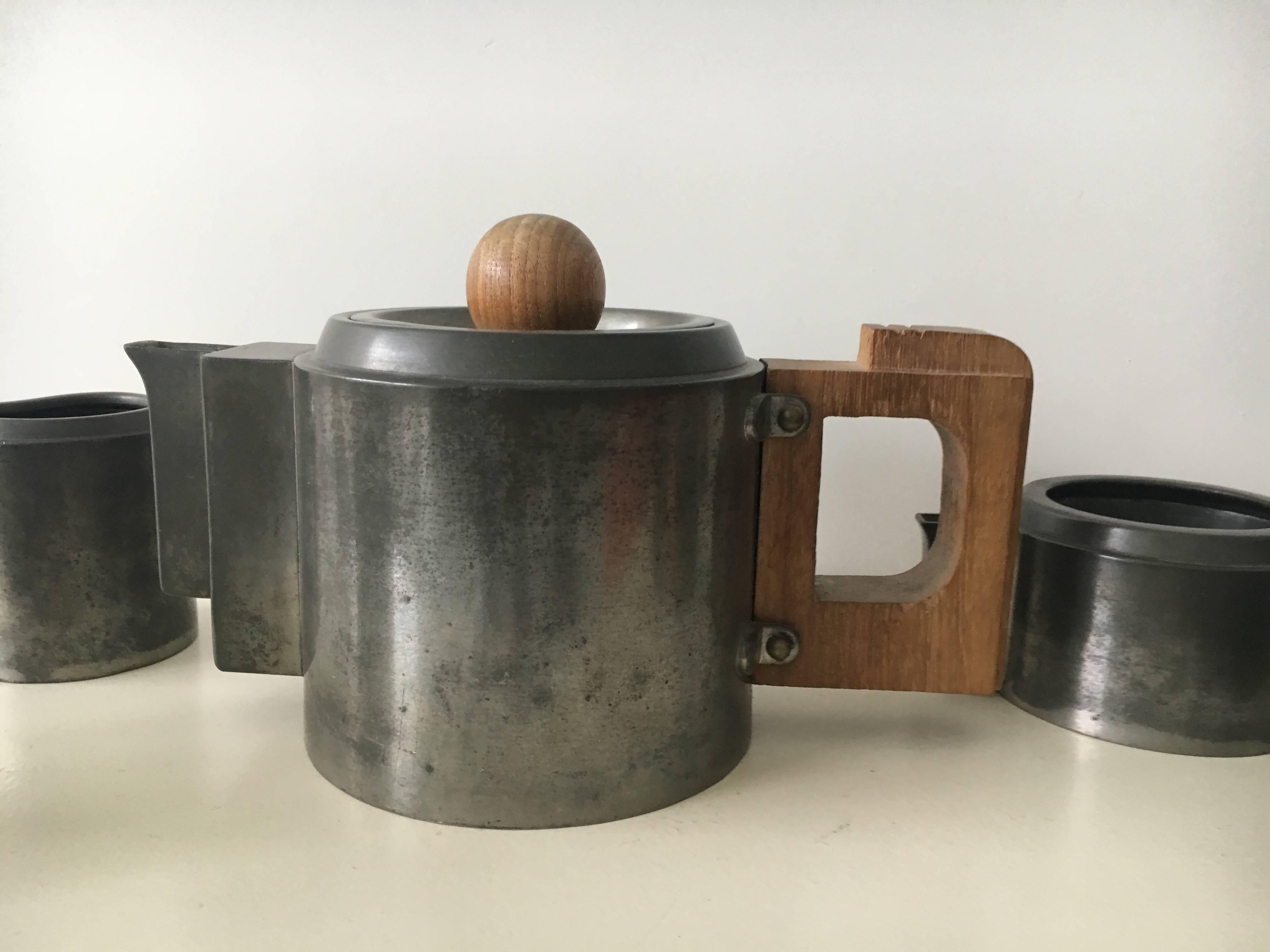 Dutch Art Deco tea service made by the firm Daalderop in Tiel.
The firm is known for the production of domestic ware in Art Nouveau, Art Deco
and Amsterdam School style in pewter. Founded in 1880 by J.N. Daalderop. The
pewter was imported from