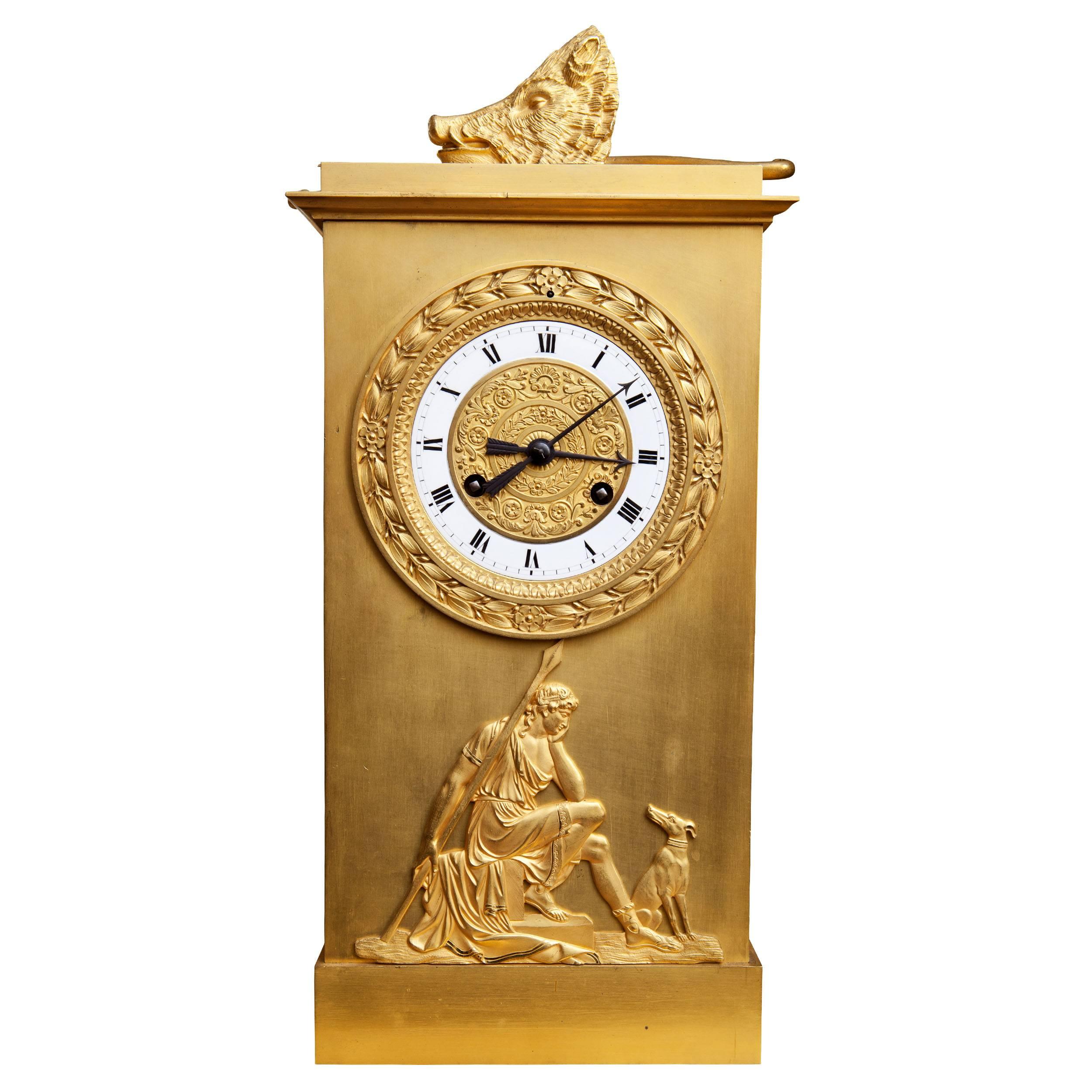 France, vers 1820-1830.

Grande pendule de cheminée en bronze et bronze doré du début du XIXe siècle, dont le thème est la chasse et qui présente trois scènes différentes. Le bronze de Diane traquant un cerf ; son arc, sa flèche, sa corne et une