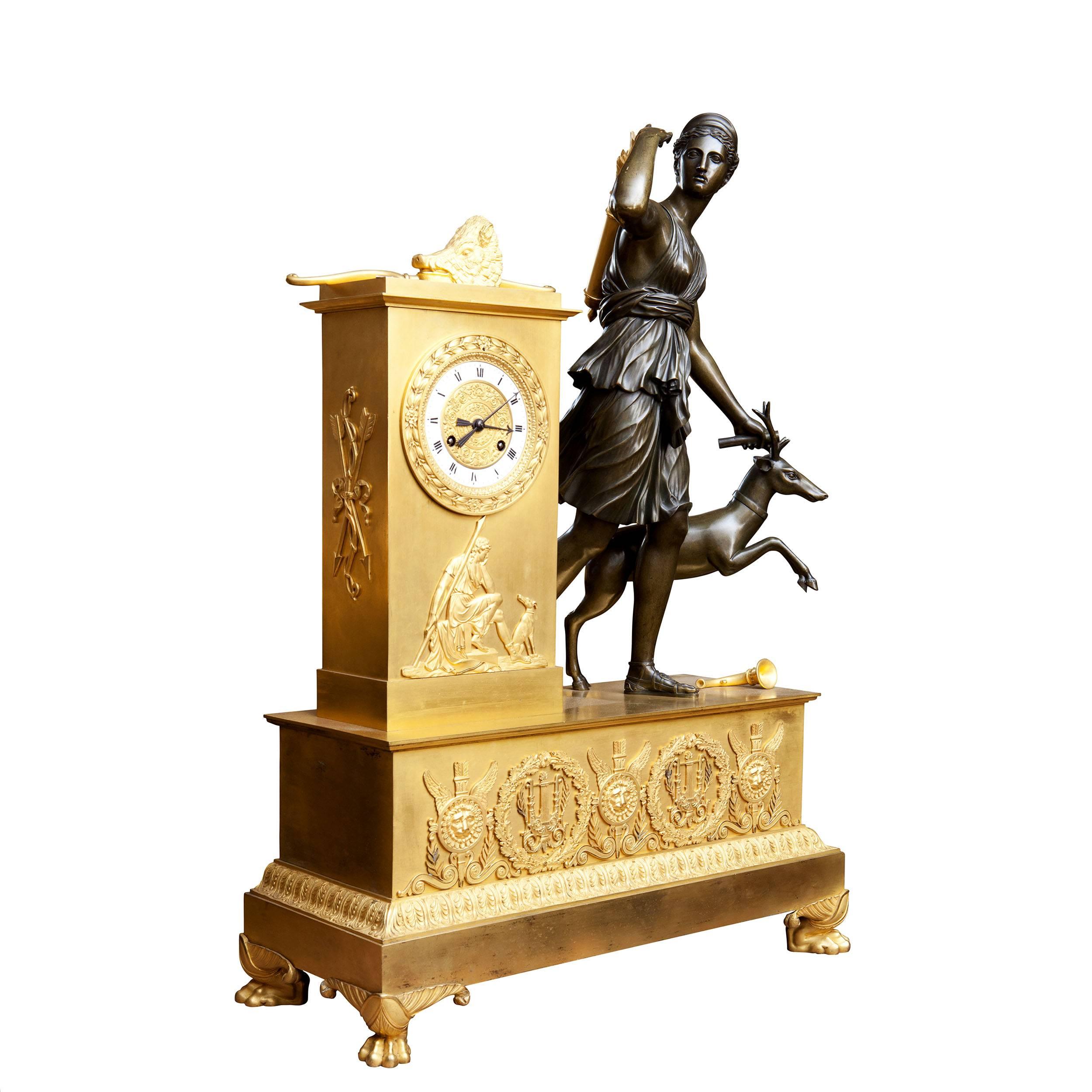 Français Grande horloge de cheminée Empire en bronze et bronze doré en vente