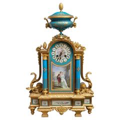 Pendule de cheminée en orfèvrerie et Sèvres