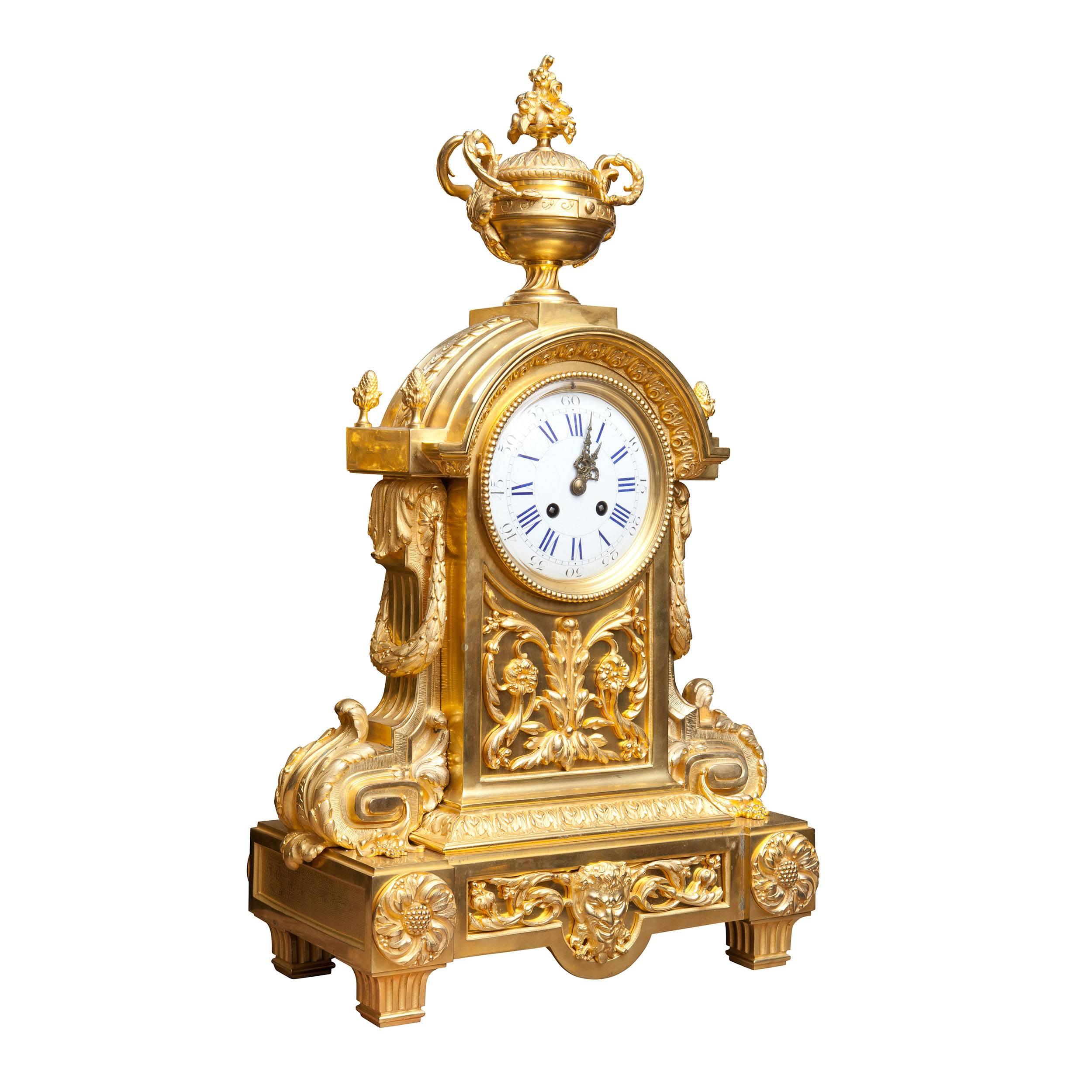 France, circa 1880.
A fine French, gilt bronze ormolu mantel clock with its porcelain face, the case with elaborate garland decorations culminating in a volute krater of flowers above.

​Striking every half hour and hour.
Measures:
Height
