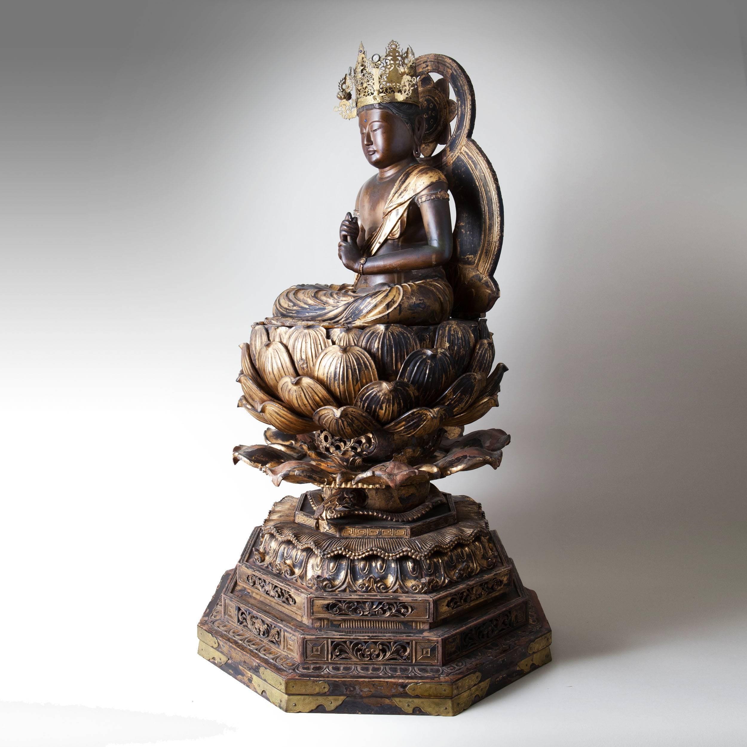 Fine Carved Wooden and Gilt Figure of a Japanese Buddha, Dainichi Nyorai In Excellent Condition In London, by appointment only