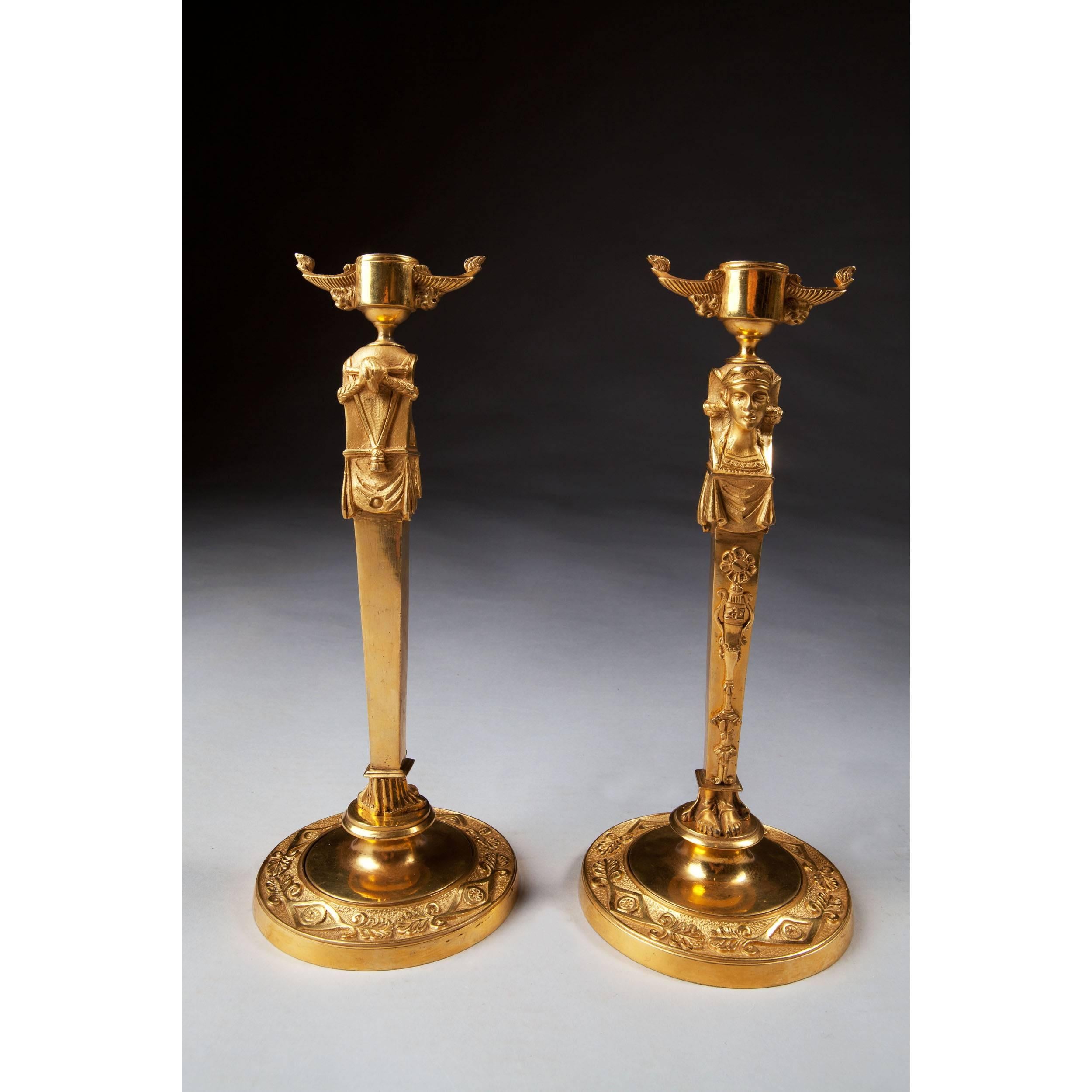 Neoegizio Coppia di candelabri neo egiziani in ormolu dorato in vendita