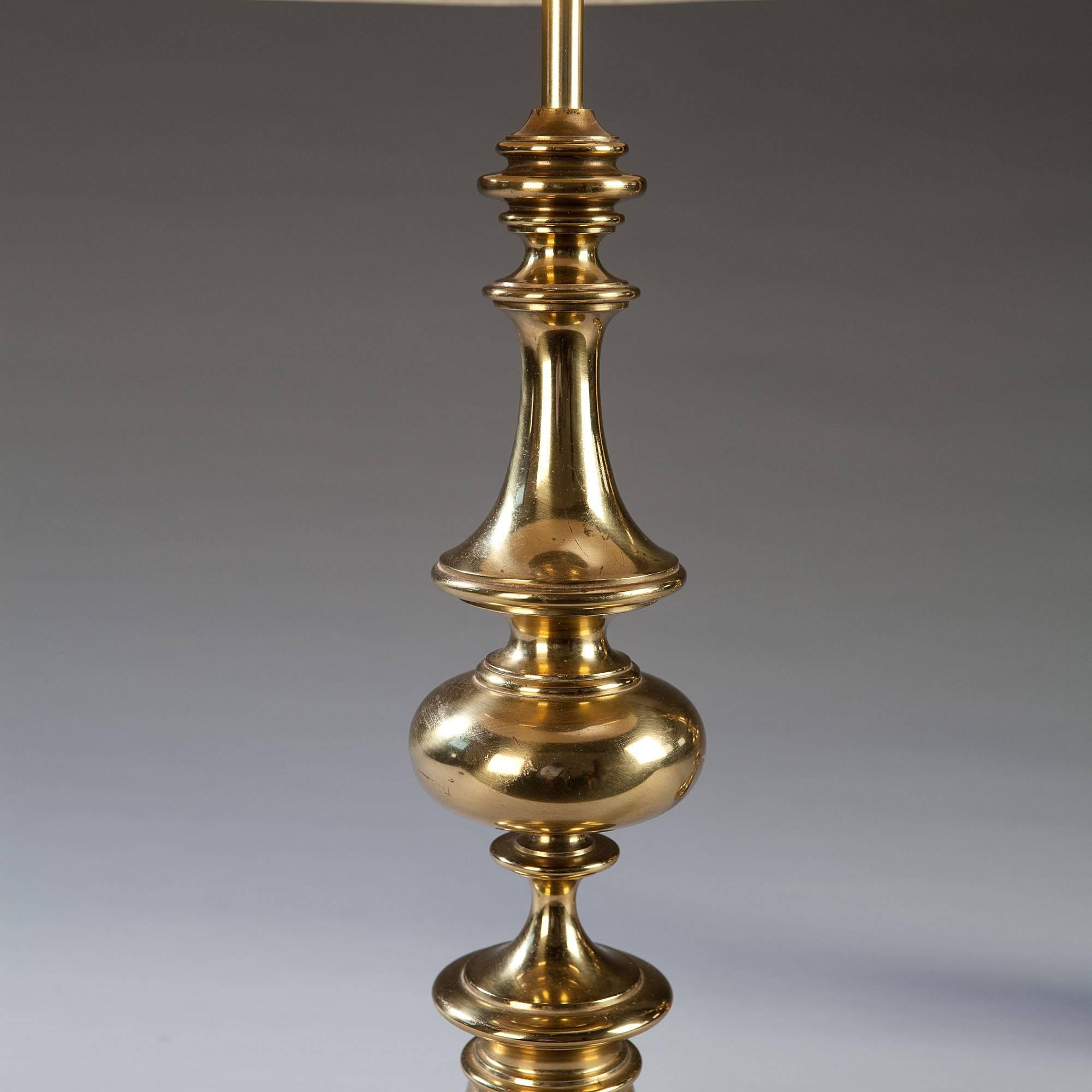 America, Mid-Century.

A fine pair of good scaled polished brass baluster lamps constructed of spheres and raised on a stepped base.

Height to light fitting 57cm (22.5in).
Height to top of column 48cm (19in).
Diameter of base 16cm