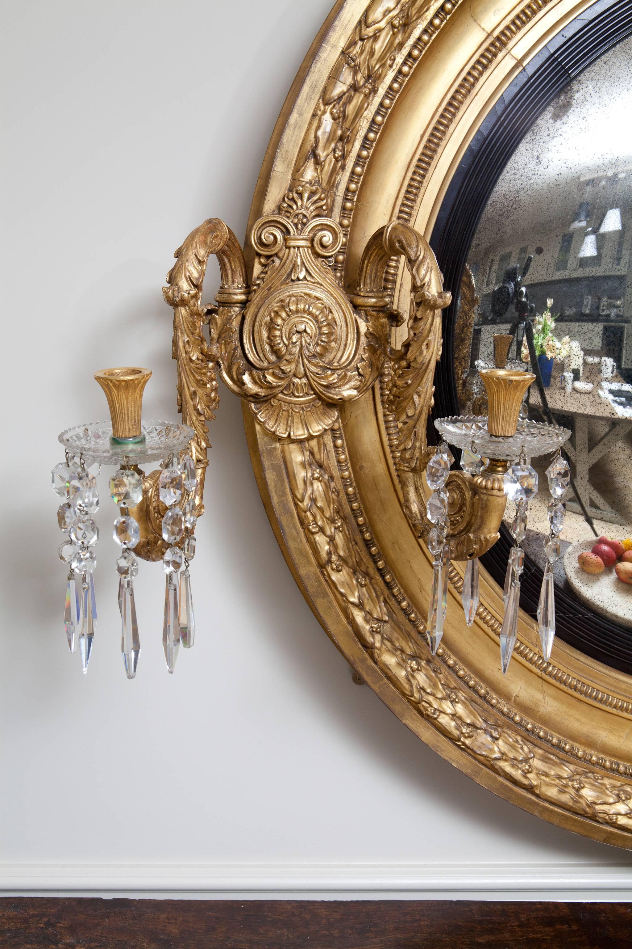 Anglais Miroir monumental en bois doré convexe de style Régence du début du 19ème siècle en vente