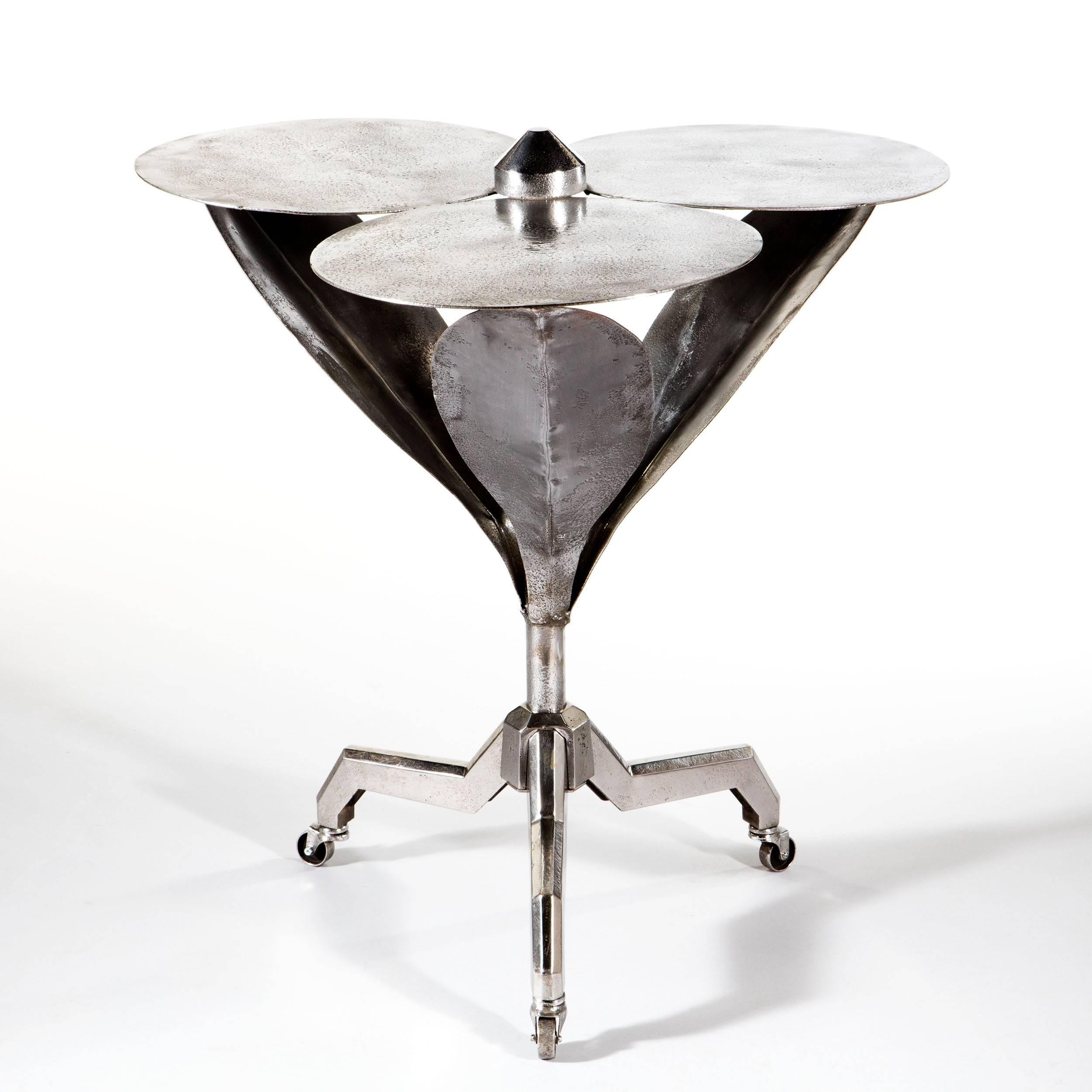 Mid-Century moderno Tavolo Gueridon francese in acciaio lucido del primo/metà secolo in vendita