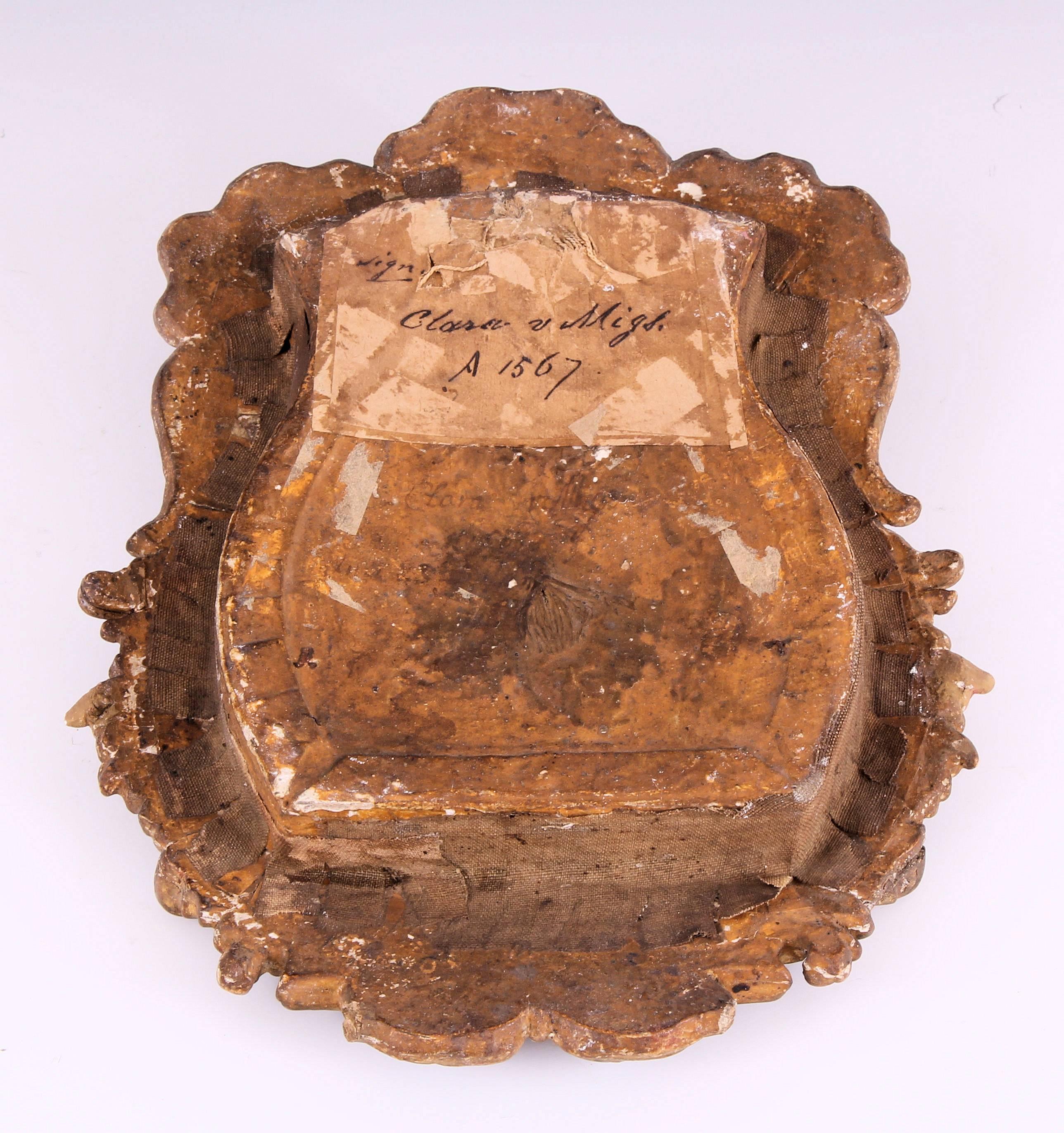 Dorato Icona del XVIII secolo, ritratto in cera, cornice in legno dorato in vendita