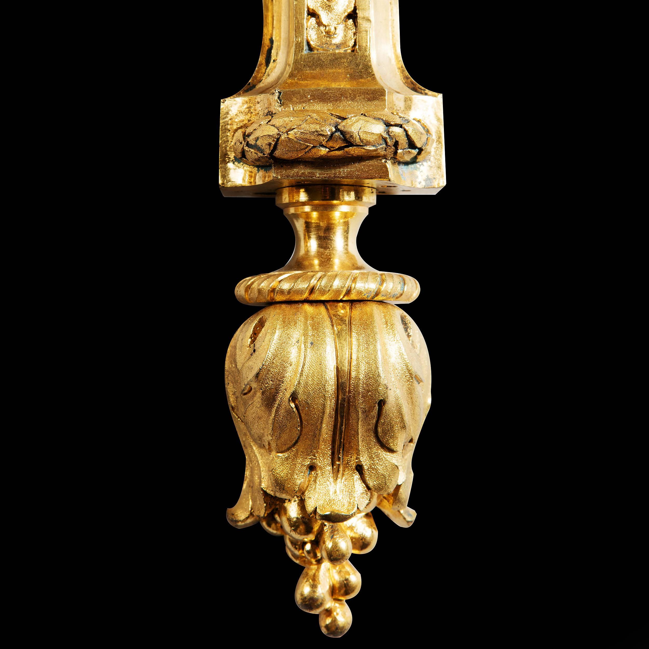 Monumentales Paar Louis-XVI-Wandleuchter aus vergoldeter Bronze von Jean-Charles Delafosse (Französisch) im Angebot