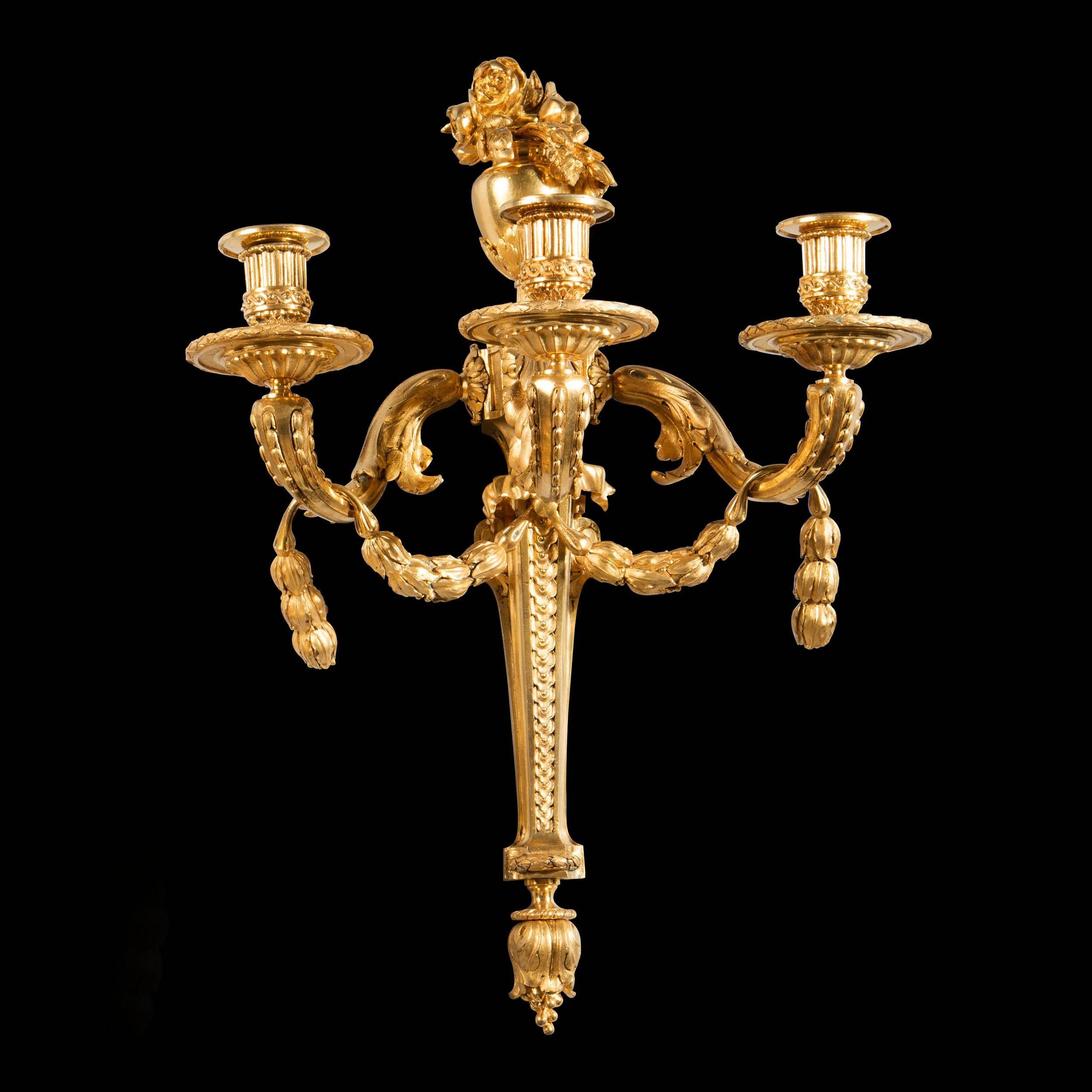 Monumentales Paar Louis-XVI-Wandleuchter aus vergoldeter Bronze von Jean-Charles Delafosse im Angebot 2
