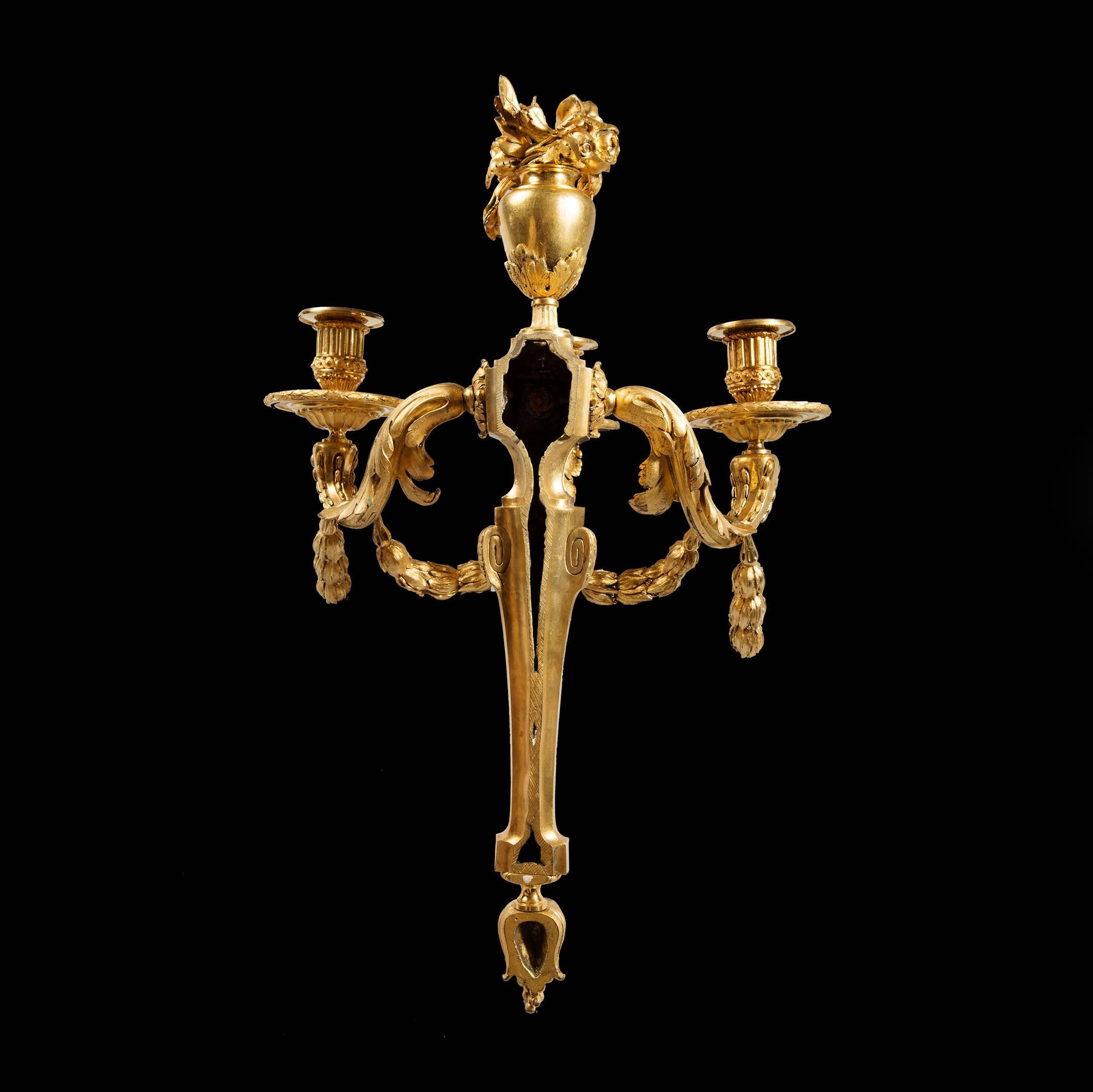 Monumentales Paar Louis-XVI-Wandleuchter aus vergoldeter Bronze von Jean-Charles Delafosse im Angebot 1