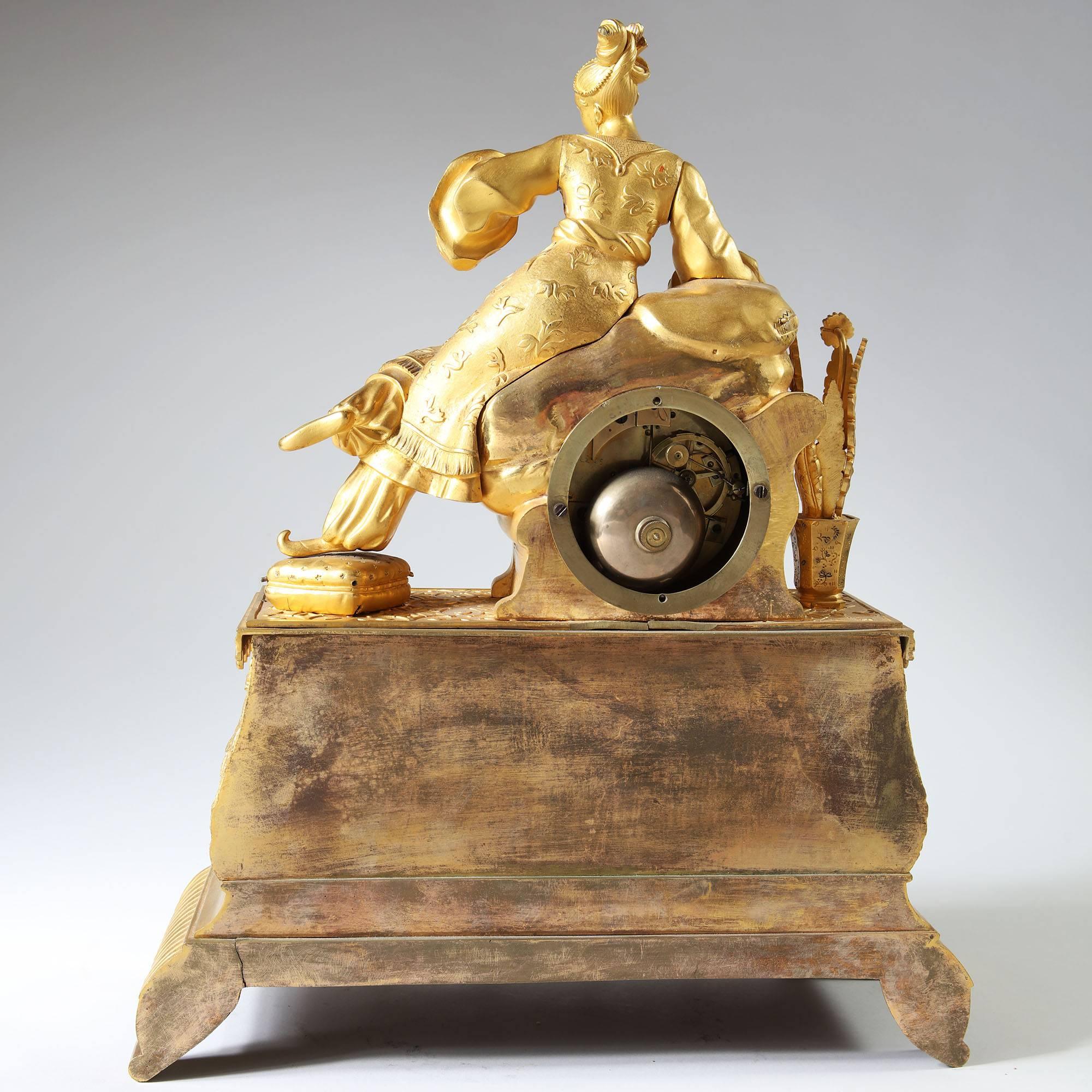 Charles X Pendule de cheminée ottomane chinoiseries françaises en bronze doré en vente