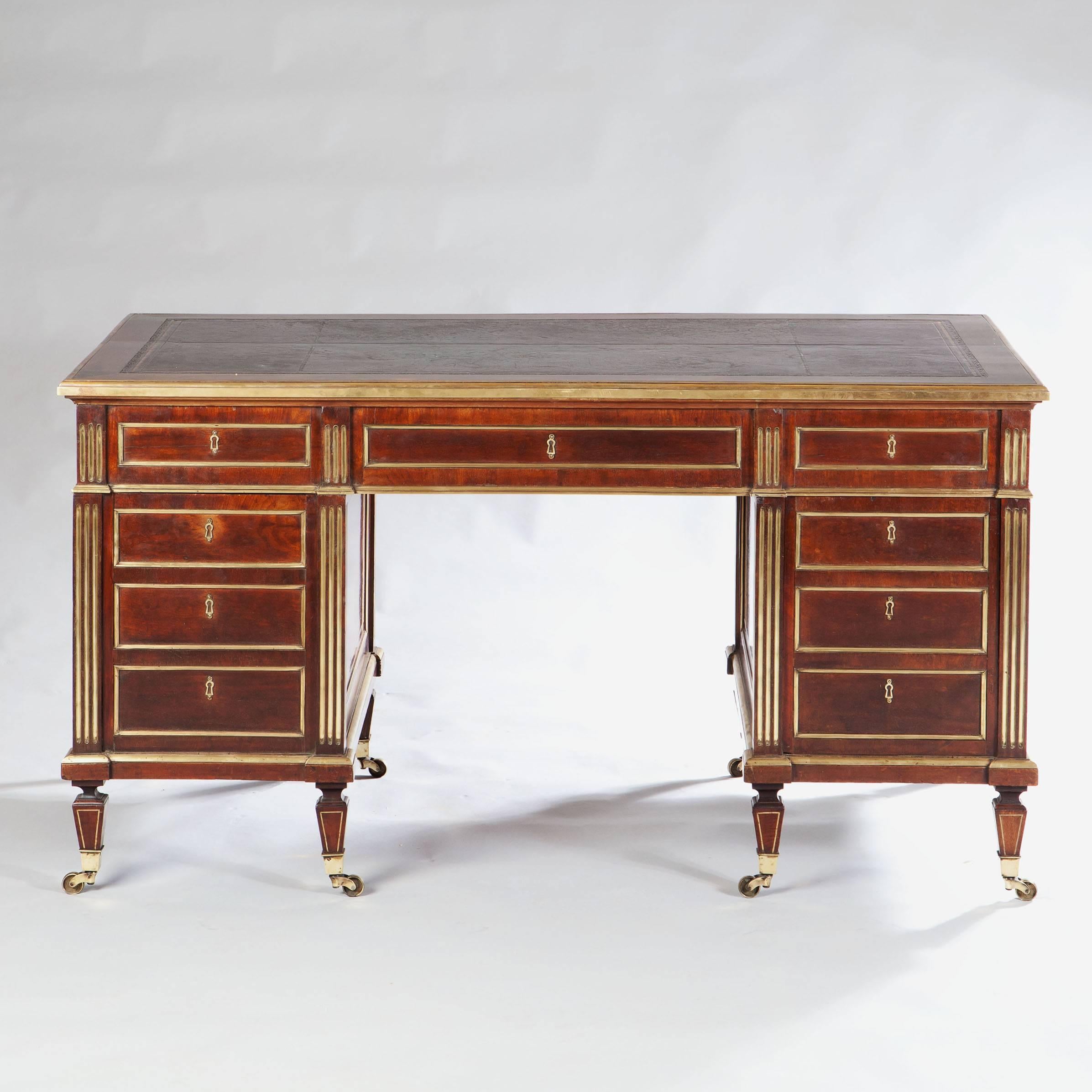 Early Victorian A  Fine 19th Century Mahogany Pedestal Desk For Sale