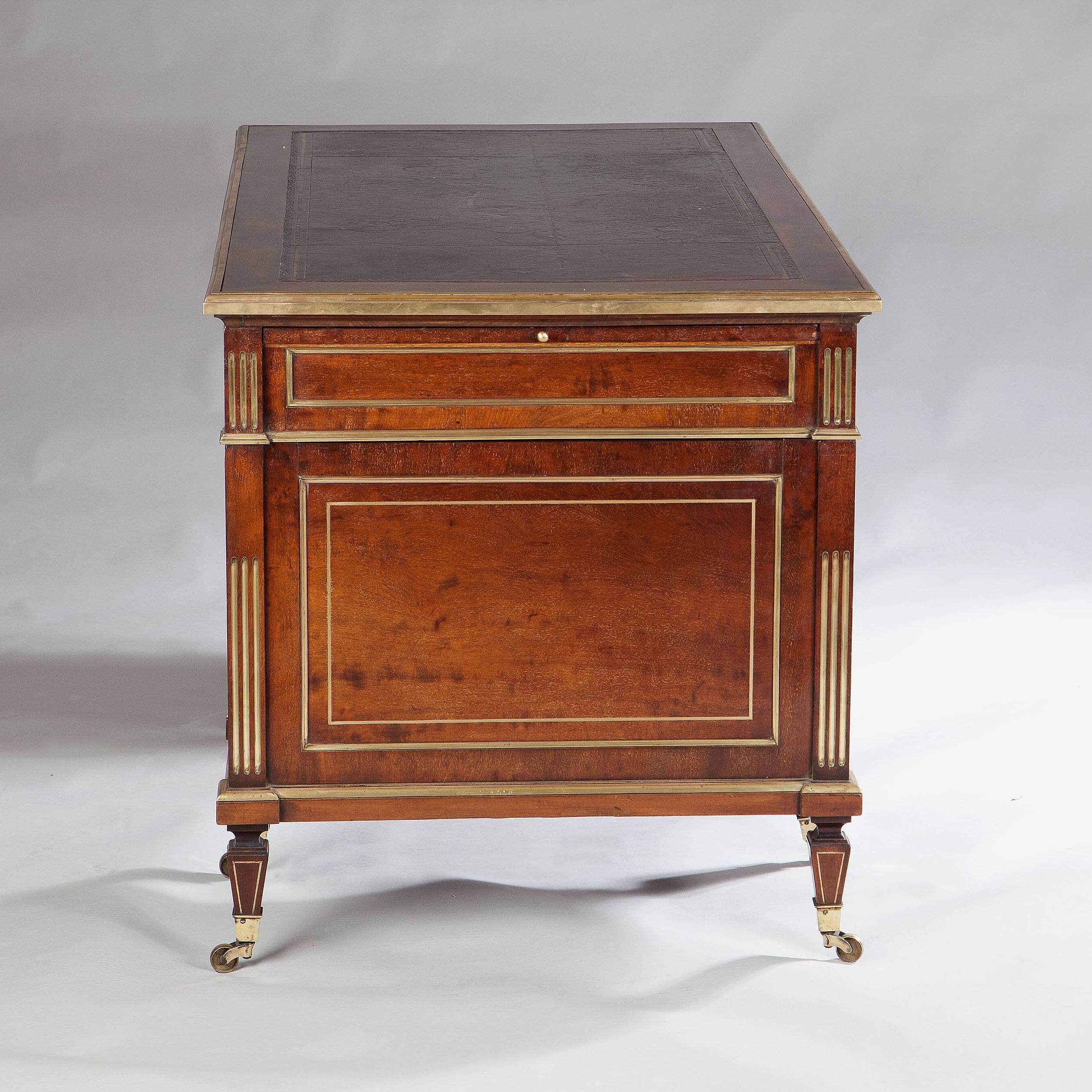 English A  Fine 19th Century Mahogany Pedestal Desk For Sale