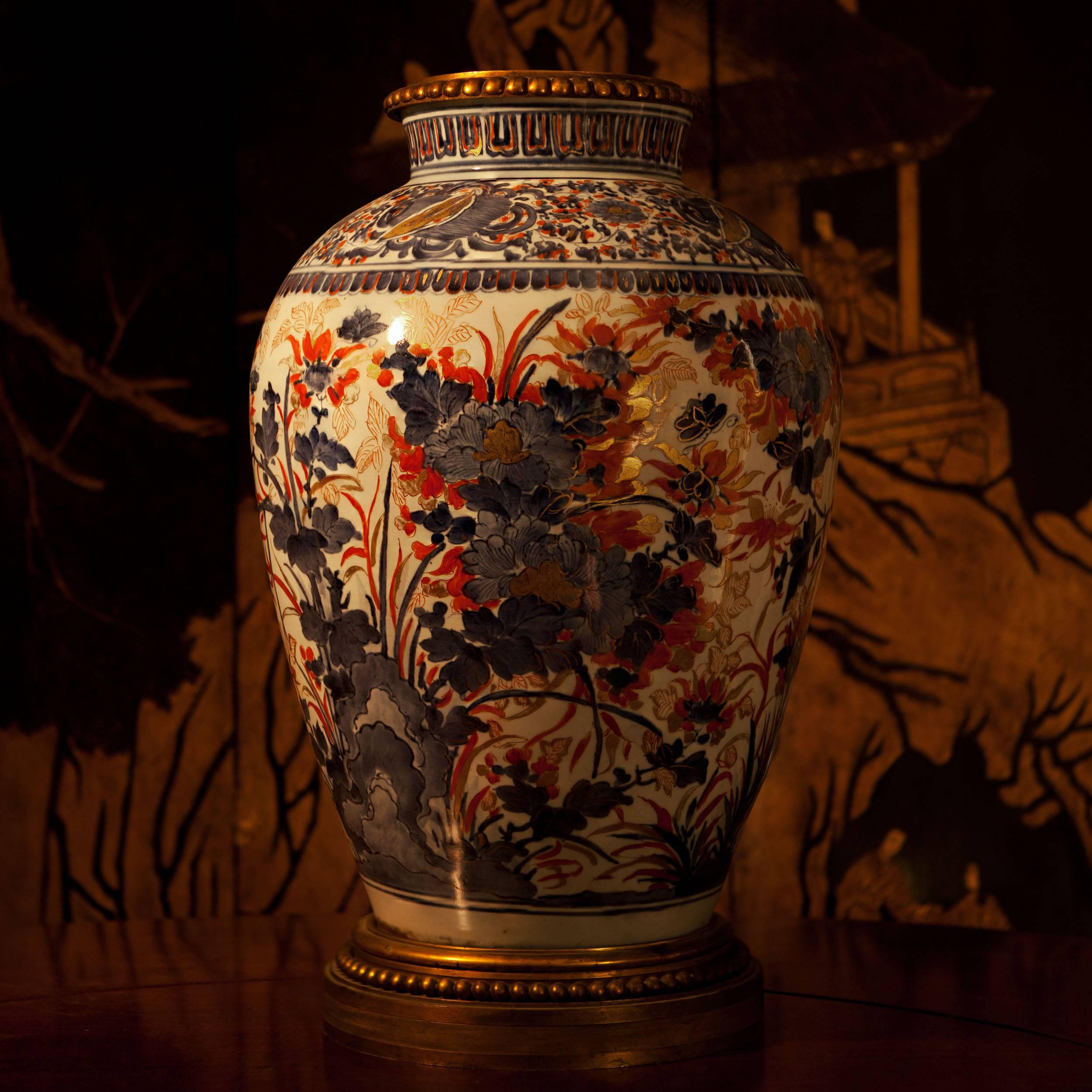 China, circa 1760, 
​Qianlong (1711-1799).

An impressive and highly decorative 18th century Chinese Imari porcelain vase decorated with sprays of flowers in blue and white, with orange details and gilt work. The vase mounted with 19th century