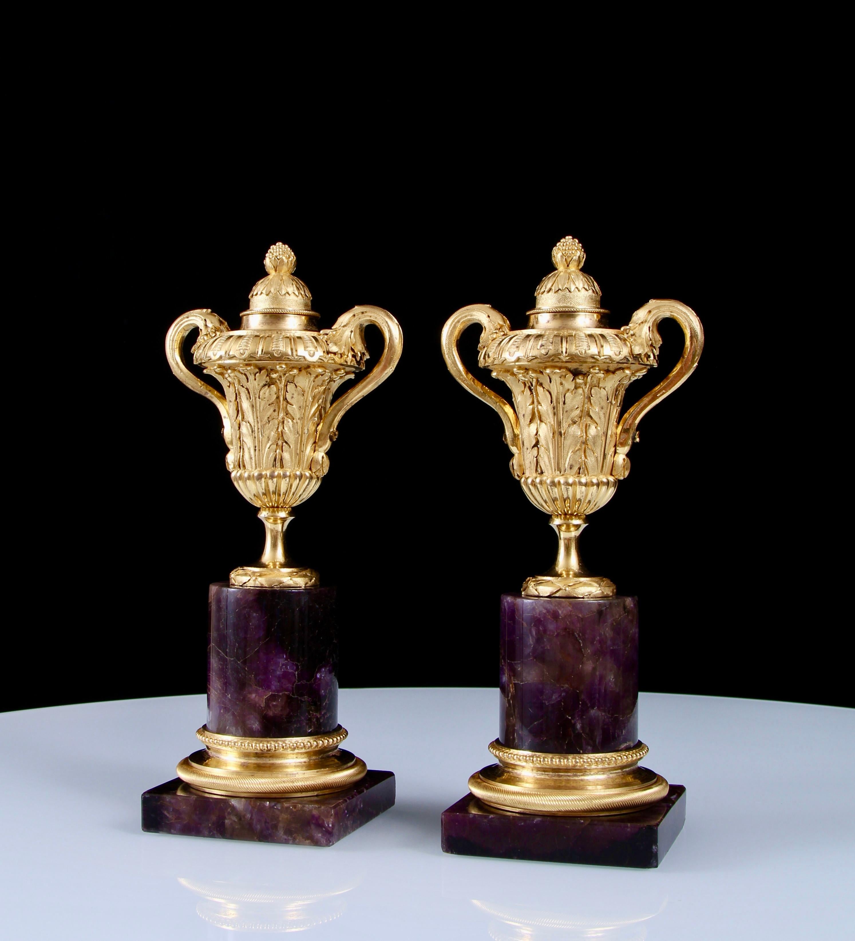 Rara coppia di cassette Luigi XVI in bronzo dorato e blu di I. Johns. Conservano la loro doratura originale, che completa alla perfezione la qualità della gemma profonda I. Johns fusa, cesellata e brunita in modo eccellente, con una patina favolosa.