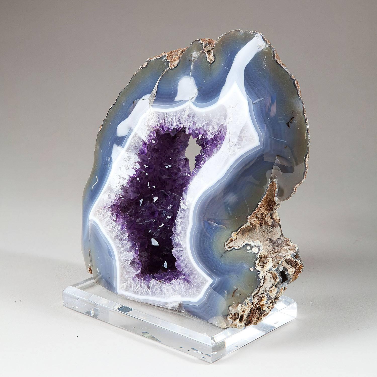 An amethyst specimen geode with polished blue agate edge.
Measures:
H 22cm.
W 20cm.
D 8cm.