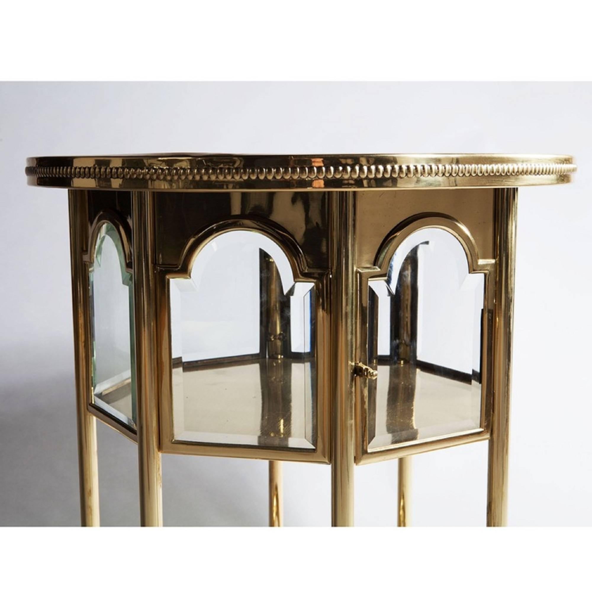 Mid Century Modern Polished Brass Occasional Table - Viennese Moorish Side Table (Moderne der Mitte des Jahrhunderts)