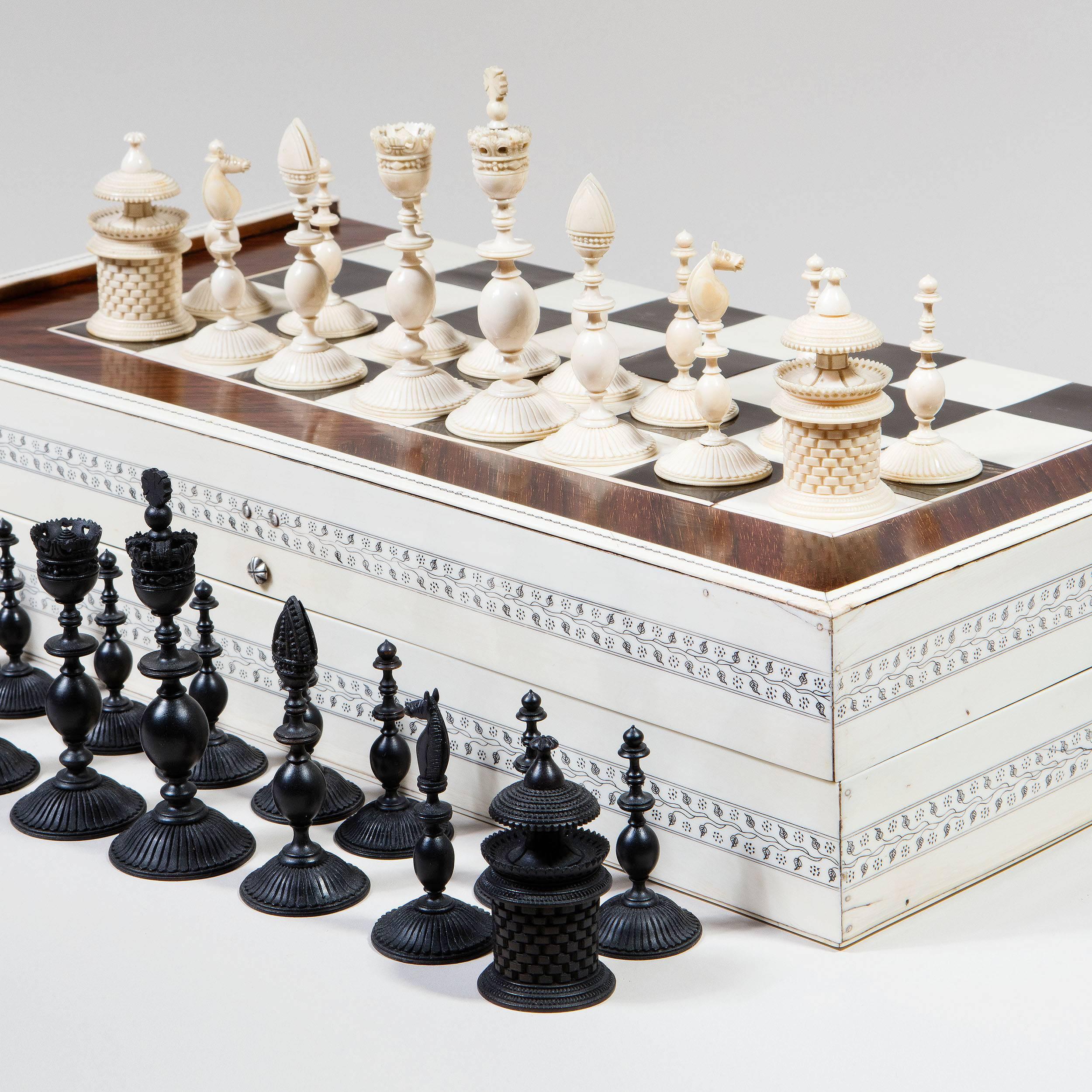 Indian Vizagapatam Sandalwood and Horn Chess, Draughts and Backgammon Set In Excellent Condition In London, by appointment only