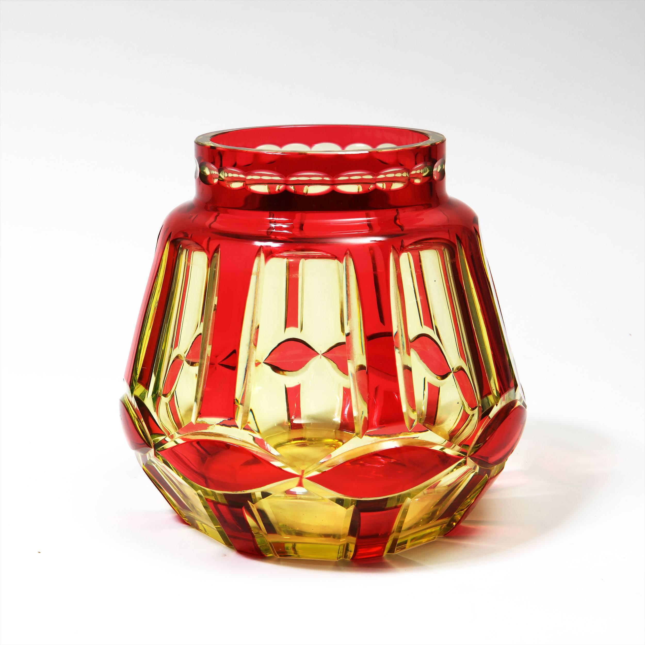 Jarrón Art Decó de cristal tallado rubí sobre amarillo uranio de Val St Lambert VSL en Excelente estado para la venta en London, by appointment only