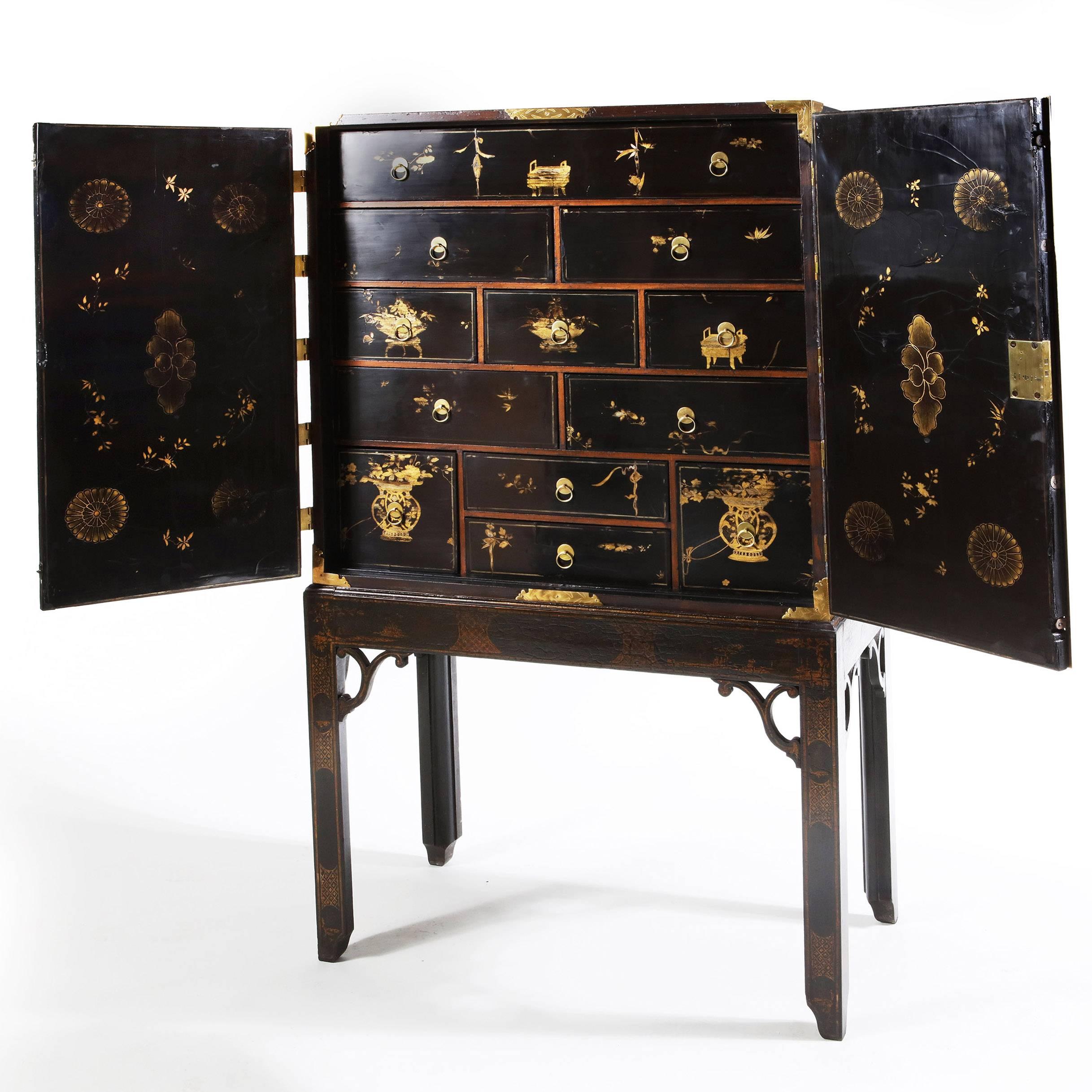 George III Black Japanned Lacquer Cabinet on Stand In Excellent Condition For Sale In London, by appointment only