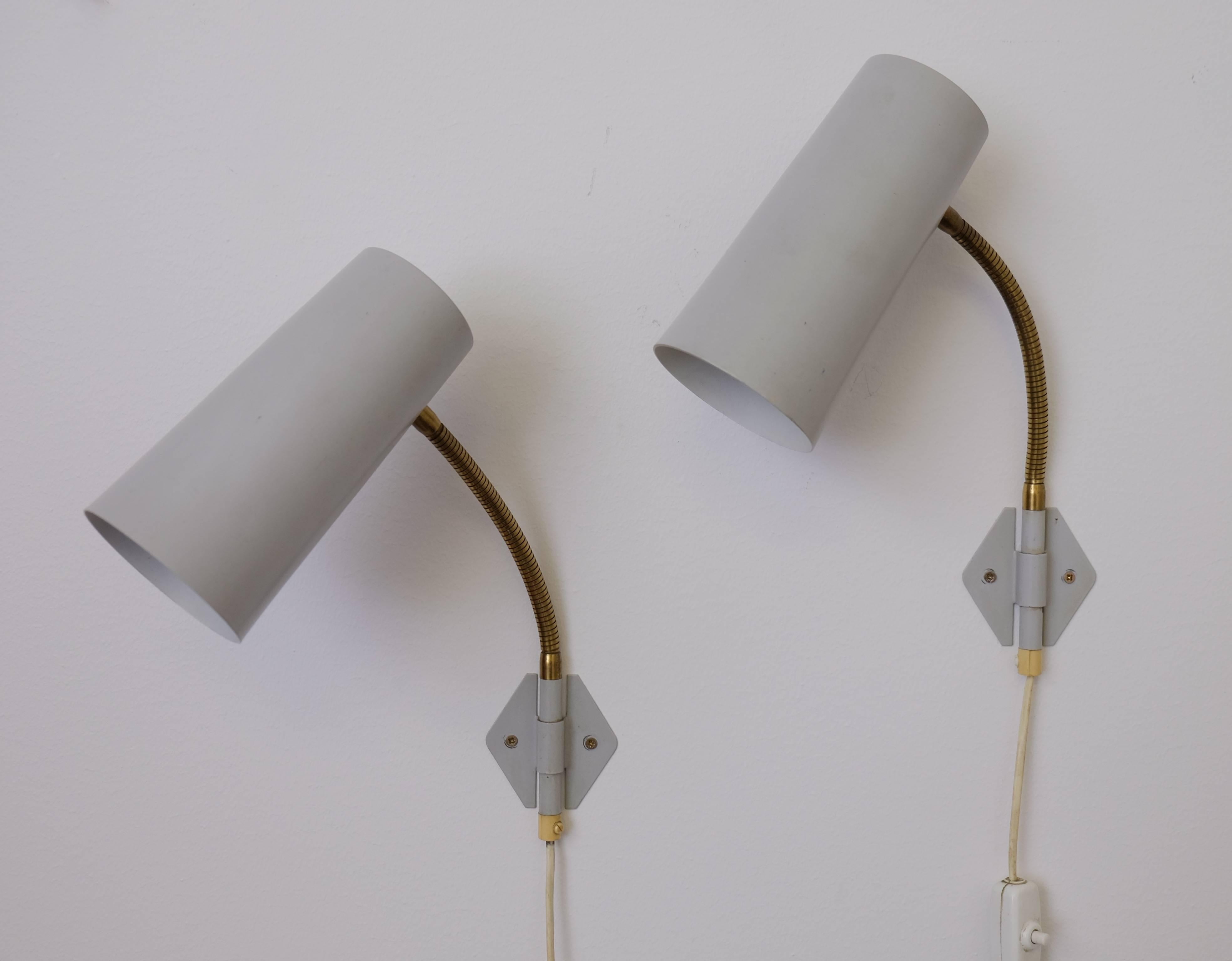 Lampes murales produites en Suède dans les années 1950 par Böhlmarks.
Métal peint en gris et laiton. 
L'écran mesure 19 cm de long et 9 cm de diamètre.
3 pièces disponibles. Le prix indiqué est celui d'une paire. 