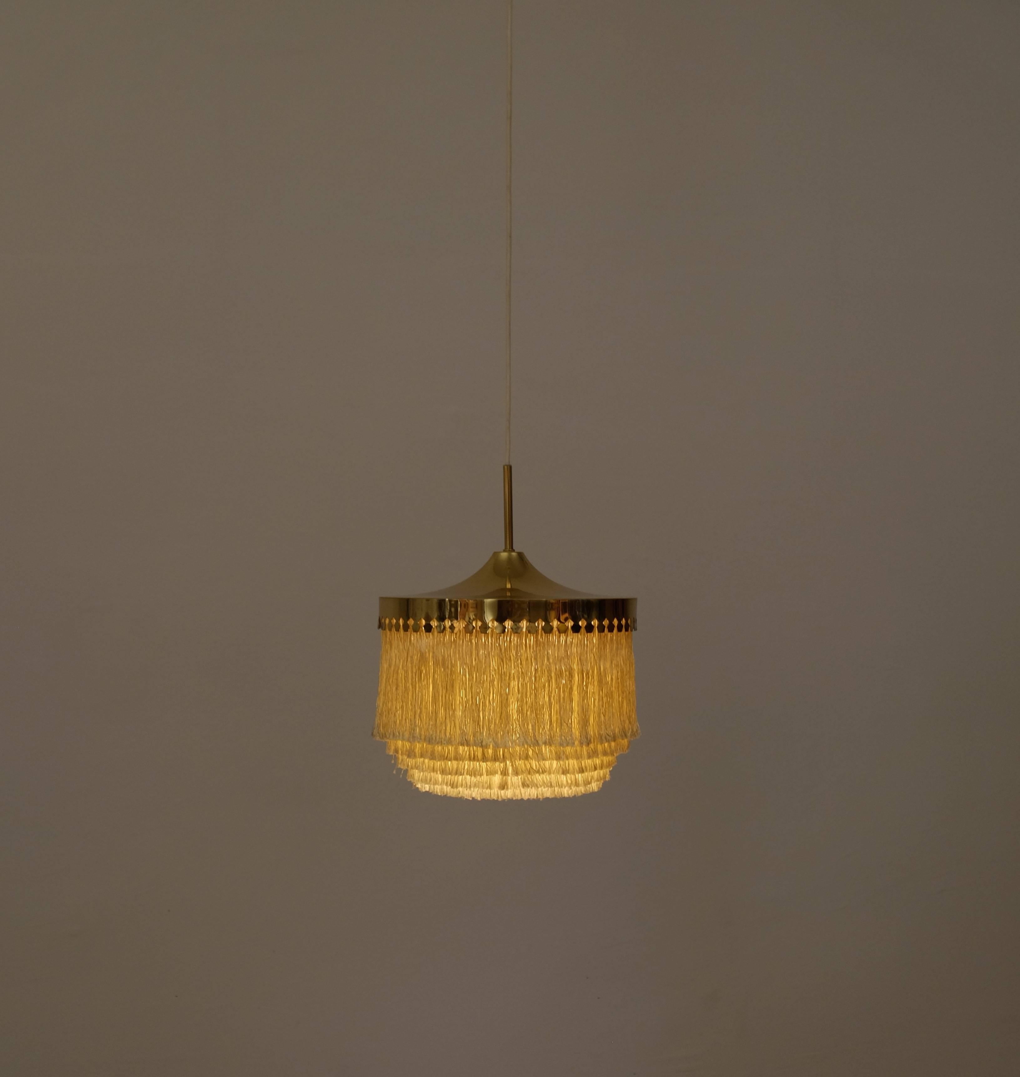 Champagne colored silk fringes pendant light with brass frame.
Great original condition. Fitted with one E27 socket.

Measures: Height of the lamp only from bottom of fringes to top of brass crown approximately 36 cm, wire length 120-130