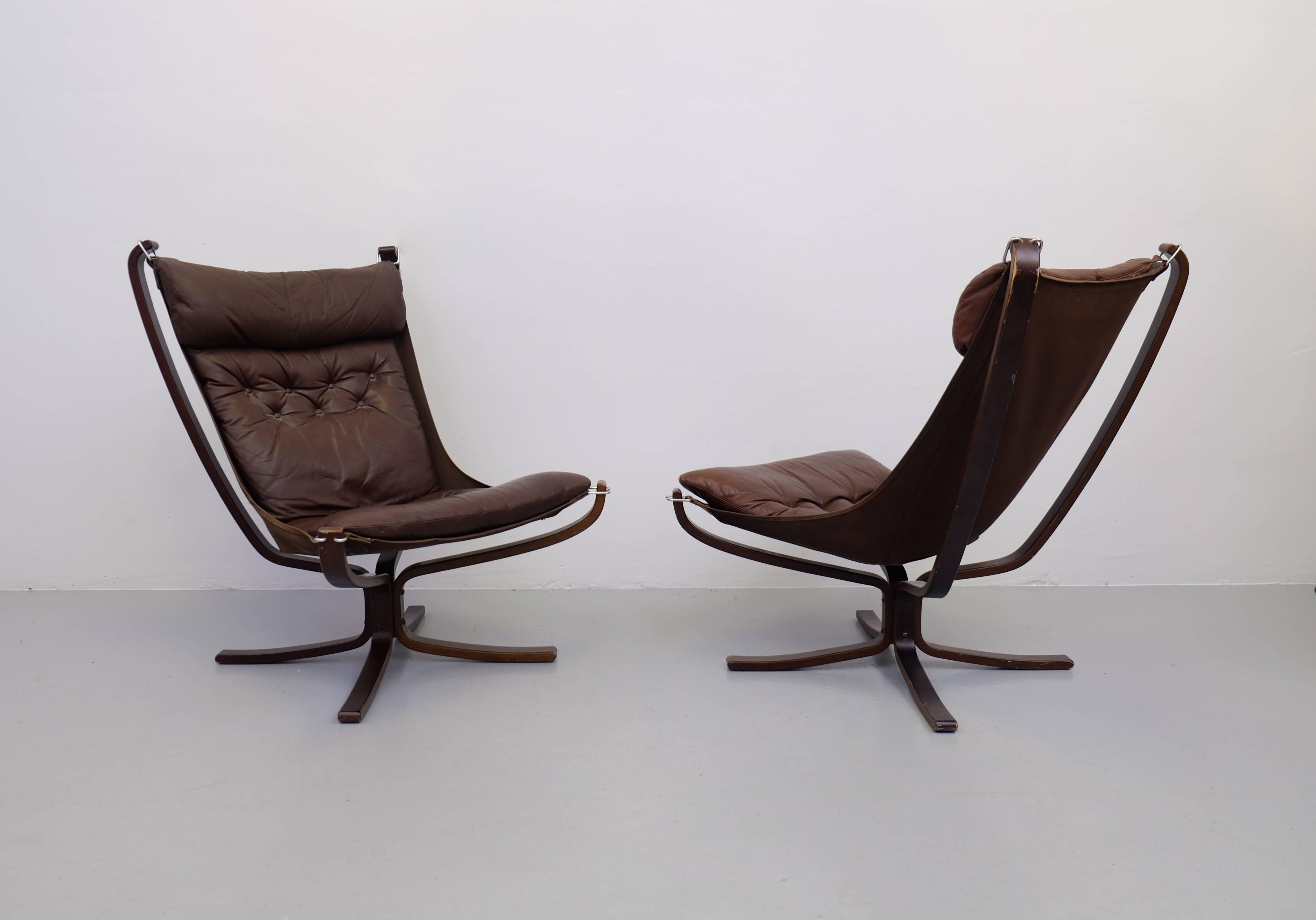 A super comfortable, amazing looking 1970s designed sigurd Ressell iconic Falcon chairs. X-framed with hammock design with brown leather produced by Vatne Mobler, Norway.

Global front door shipping: $395.
